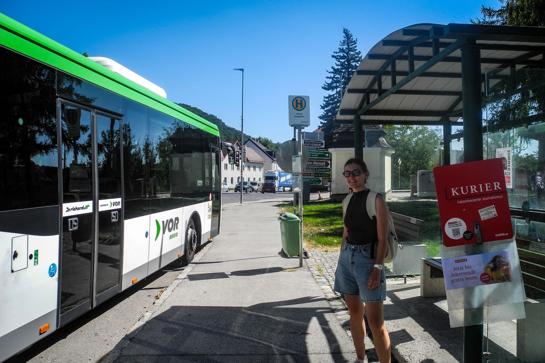 Start bei der Haltestelle „Alland Hauptplatz“. Foto Barbara Wanzenböck