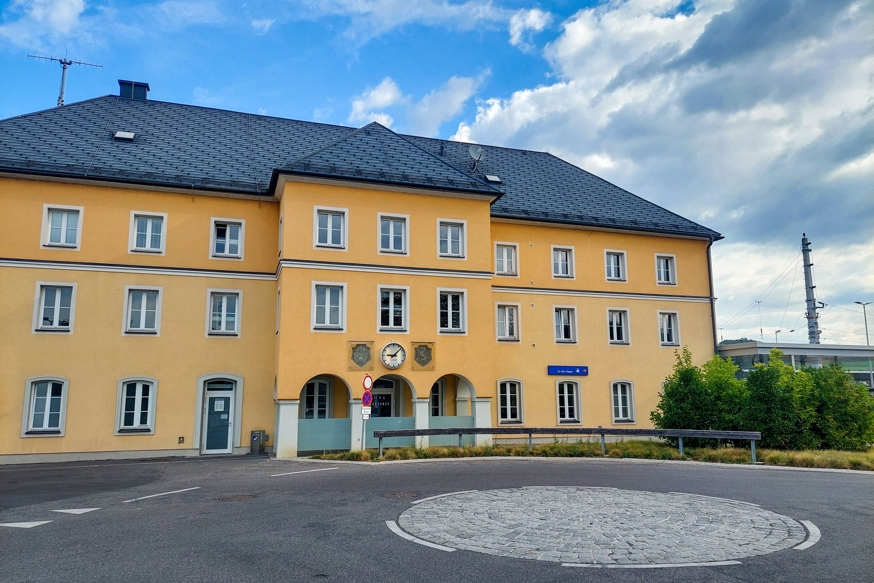 Bahnhof Feldbach; Erste Wanderschilder gegenüber dem Bahnhof. Fotos: Alice Frischherz