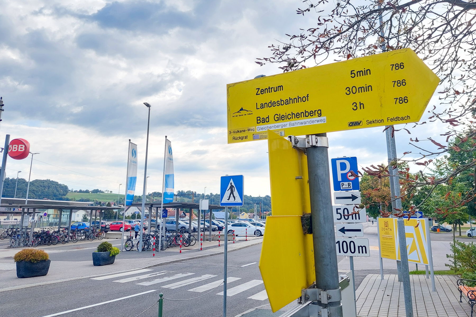 Bahnhof Feldbach; Erste Wanderschilder gegenüber dem Bahnhof. Fotos: Alice Frischherz