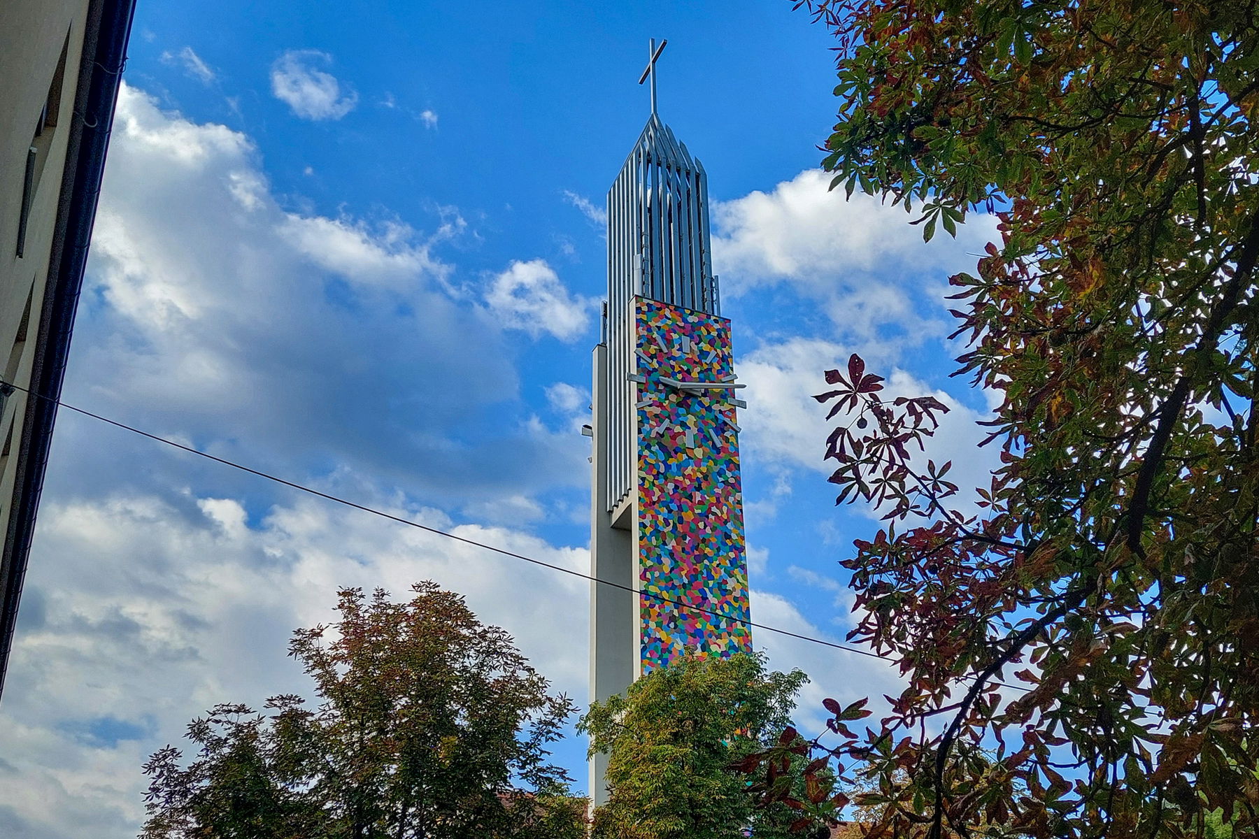 Vorbei am bunten Kirchturm und dem hübschen Rathaus. Fotos: Alice Frischherz