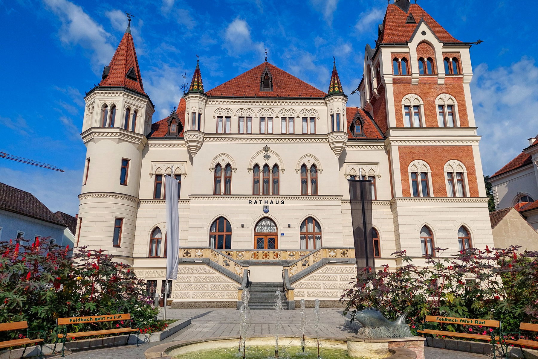 Vorbei am bunten Kirchturm und dem hübschen Rathaus. Fotos: Alice Frischherz