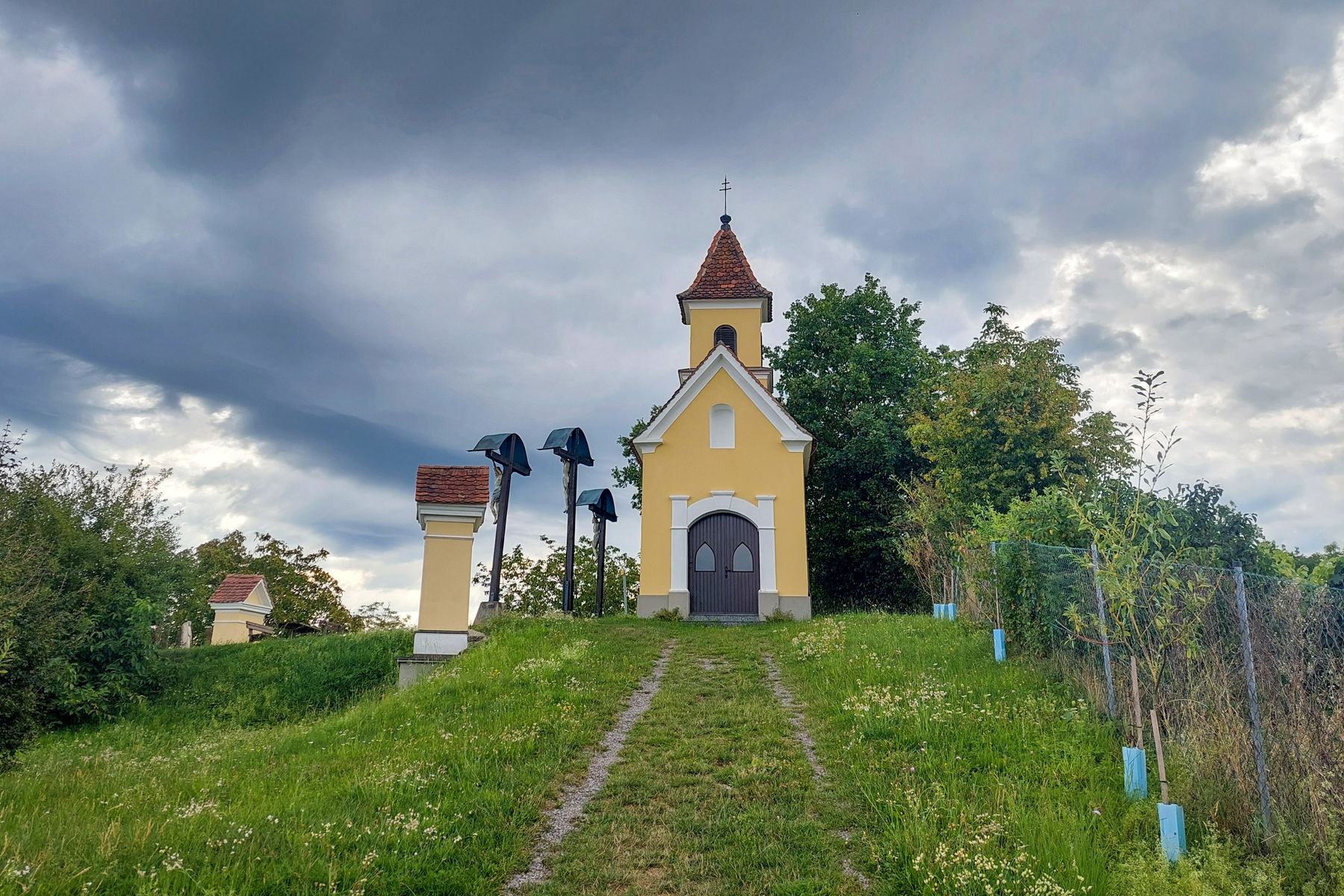 Aussicht über Feldbach; Am Kalvarienberg. Fotos: Alice Frischherz