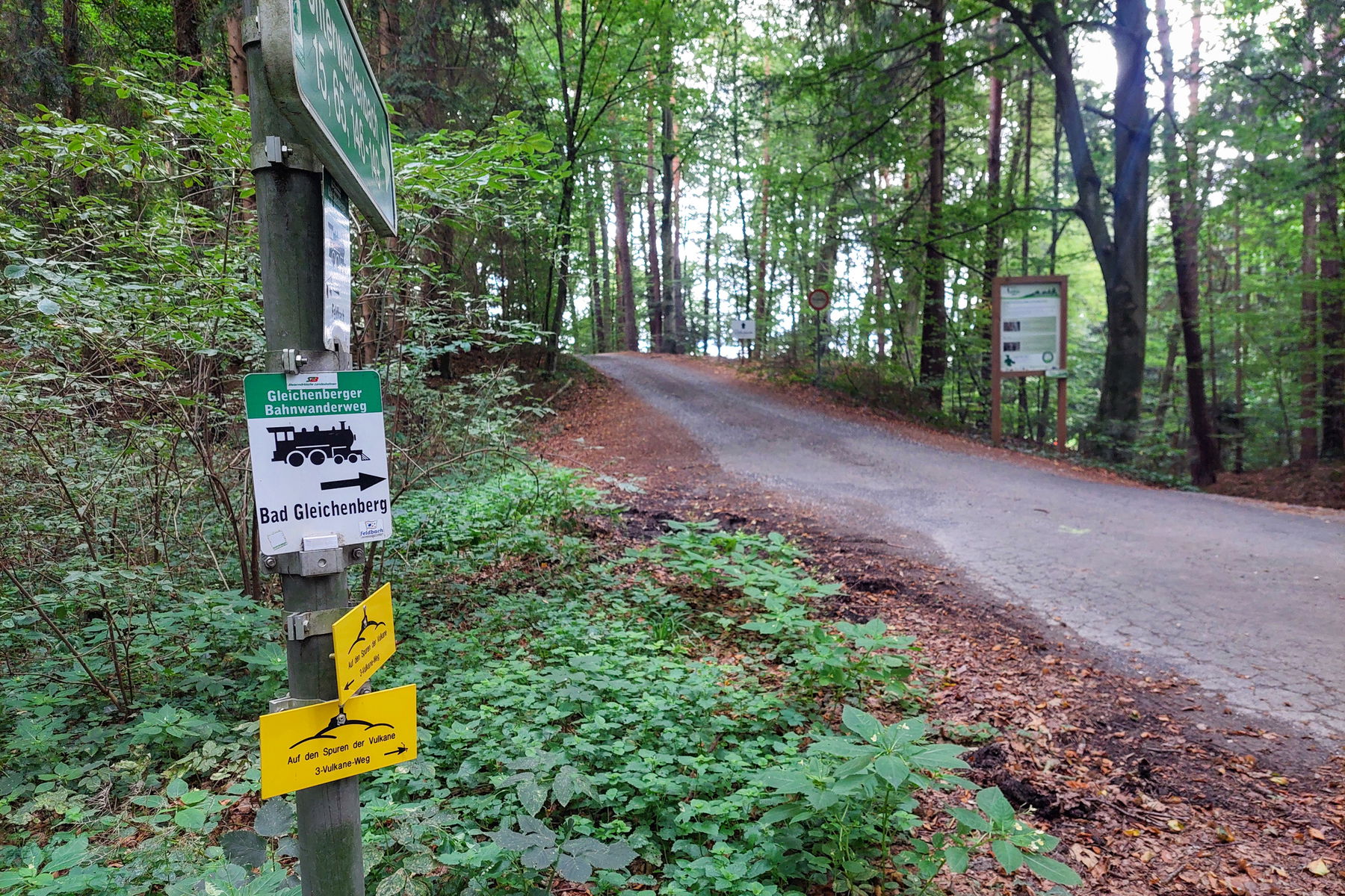 Immer gut beschildert; Rastplätze am Weg. Fotos: Alice Frischherz