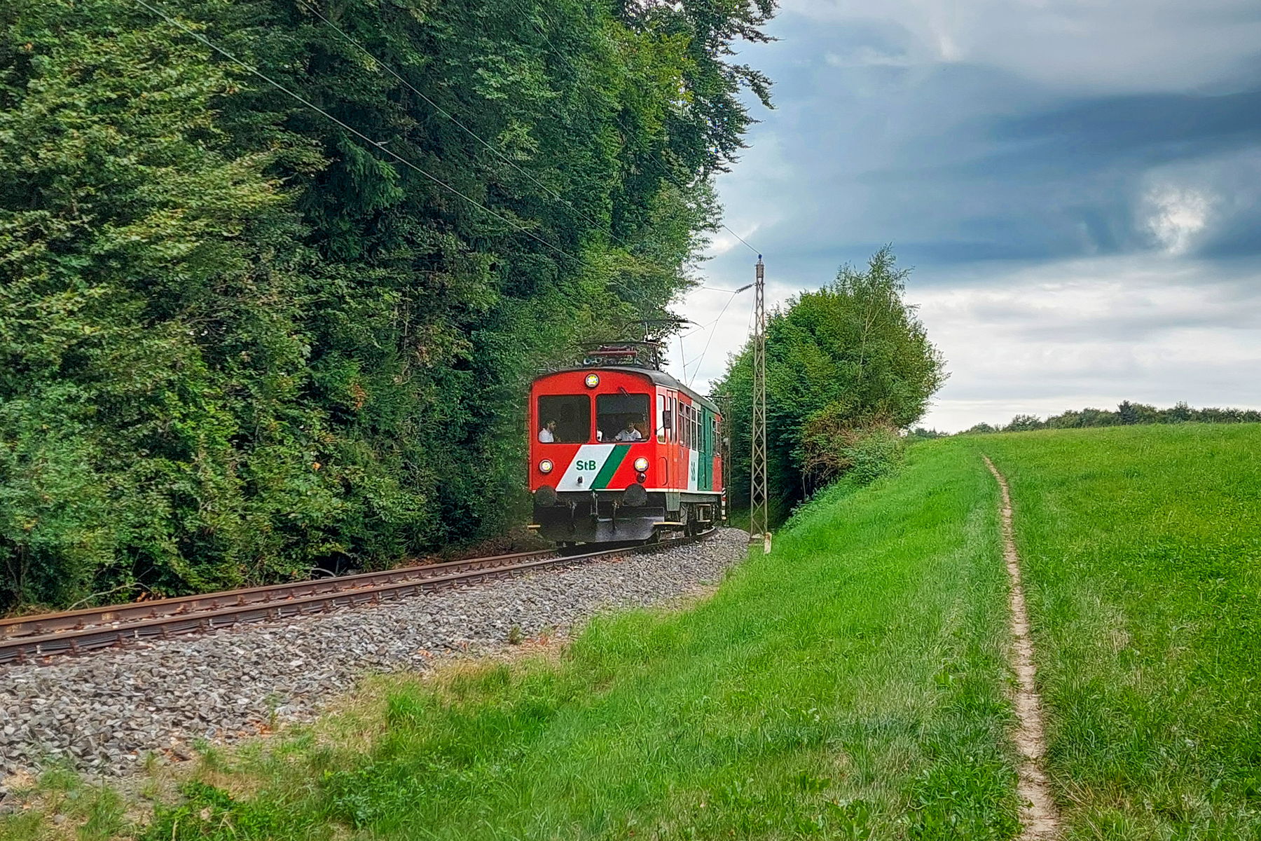 Zufällig an dieser Stelle als der Zug kommt; Viele Bahnübergänge im Wald. Fotos: Alice Frischherz
