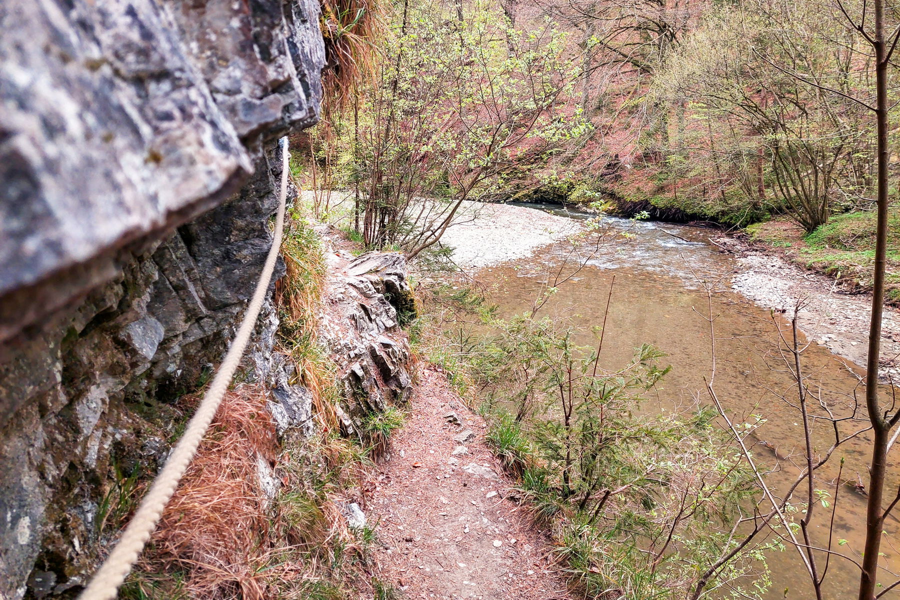Felsige Passage mit Seil beim Raabklammweg. Foto: Alice Frischherz