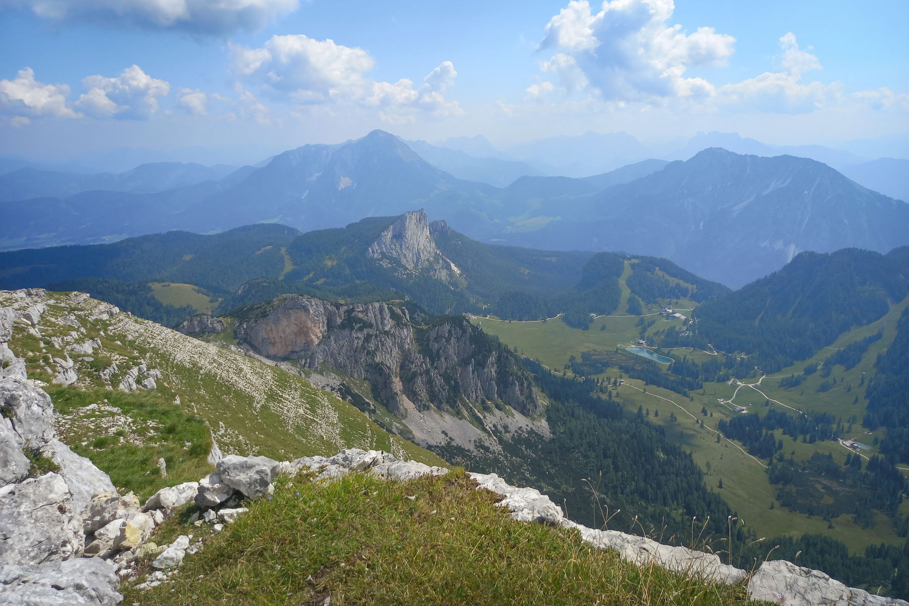 Rote Wand, dahinter der Stubwieswipfel. Rechts davon die Wurzeralm. Foto: Martina Friesenbichler