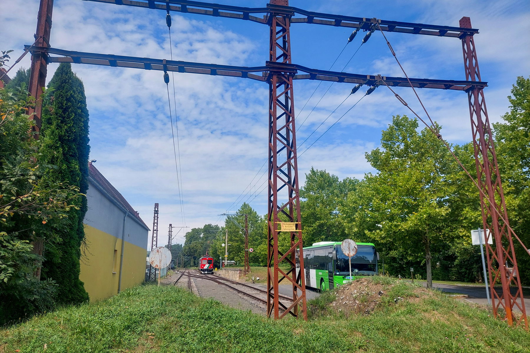 Bahnhof Bad Gleichenberg; Bushaltestelle am Bahnhof Bad Gleichenberg. Fotos: Alice Frischherz