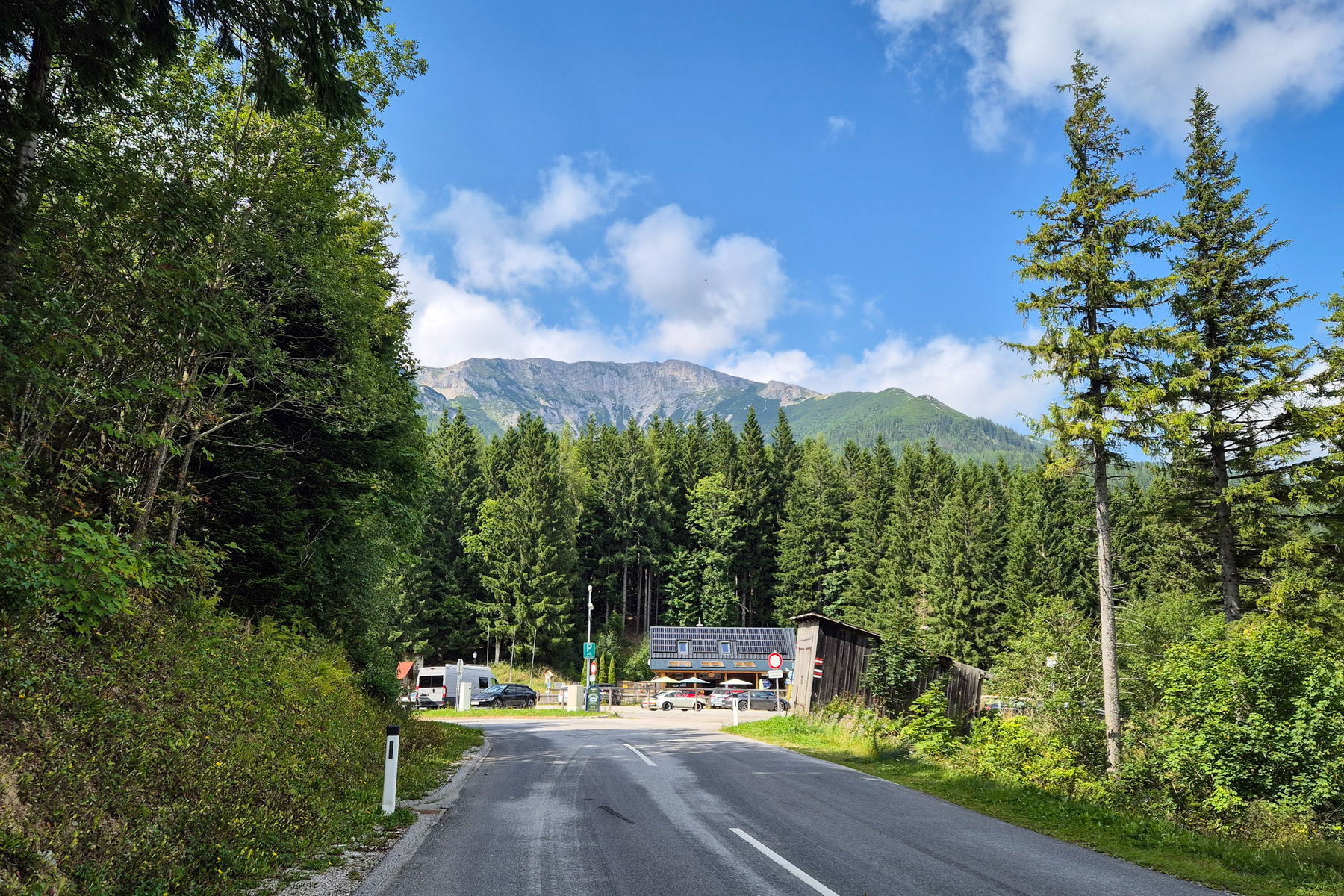 Die letzten Meter zur Edelweisshütte und im Hintergrund die Rax. Foto: Linda Prähauser