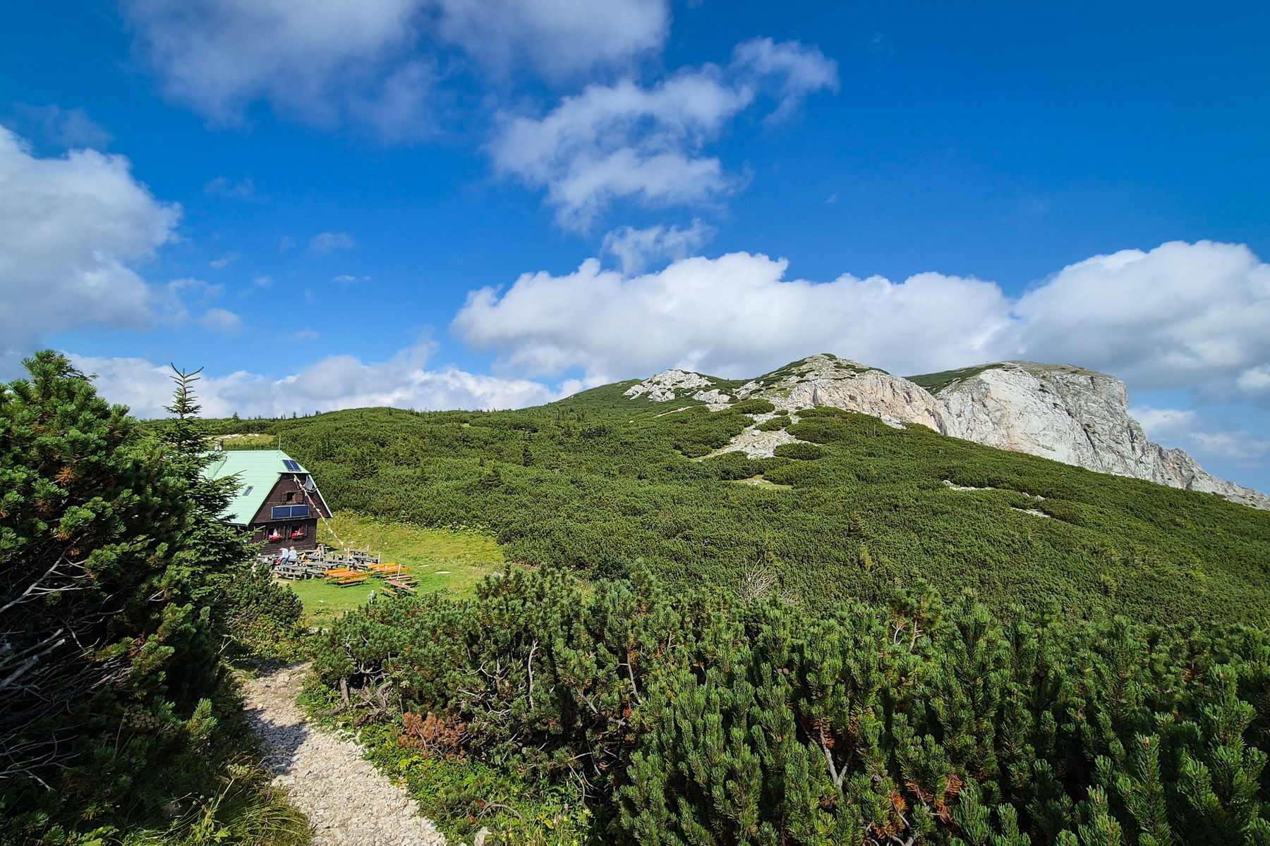 Am Weg zur „Neuen Seehütte“ (im Bild zu sehen) entlang des „Göbl-Kühn-Steig“ mit der Preiner Wand im Blick. Foto: Linda Prähauser