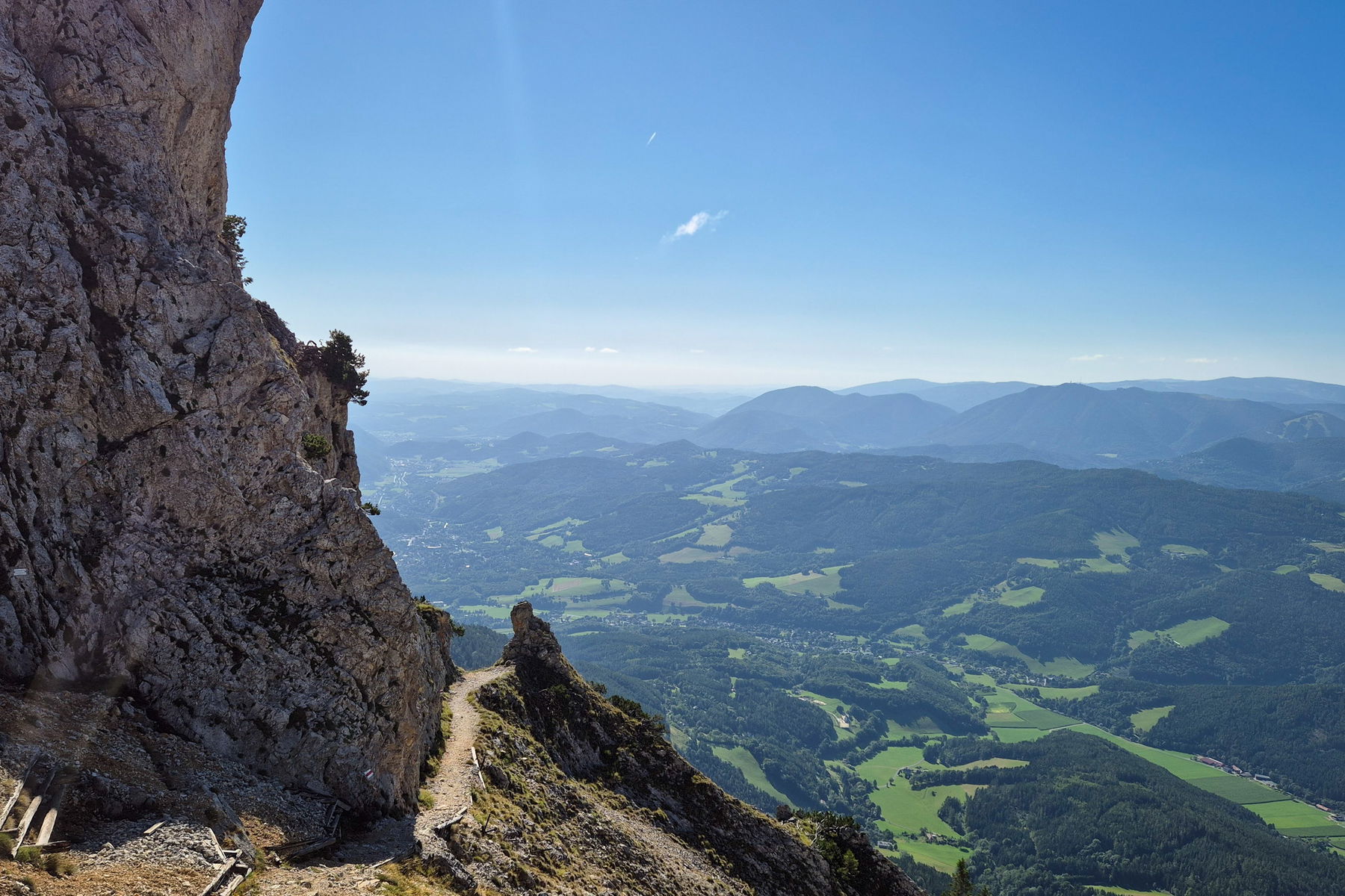 Im Sonnenschein geht es den Törlweg bergab nach Edlach. Foto: Linda Prähauser