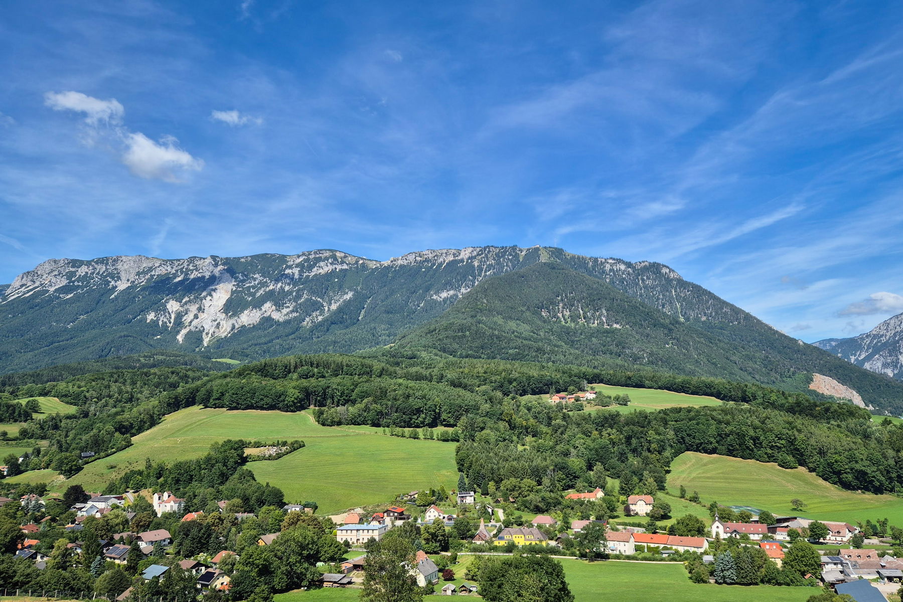 Ein Blick auf Edlach und die Rax auf dem Weg zur „Kletschka-Höhe“. Foto: Linda Prähauser