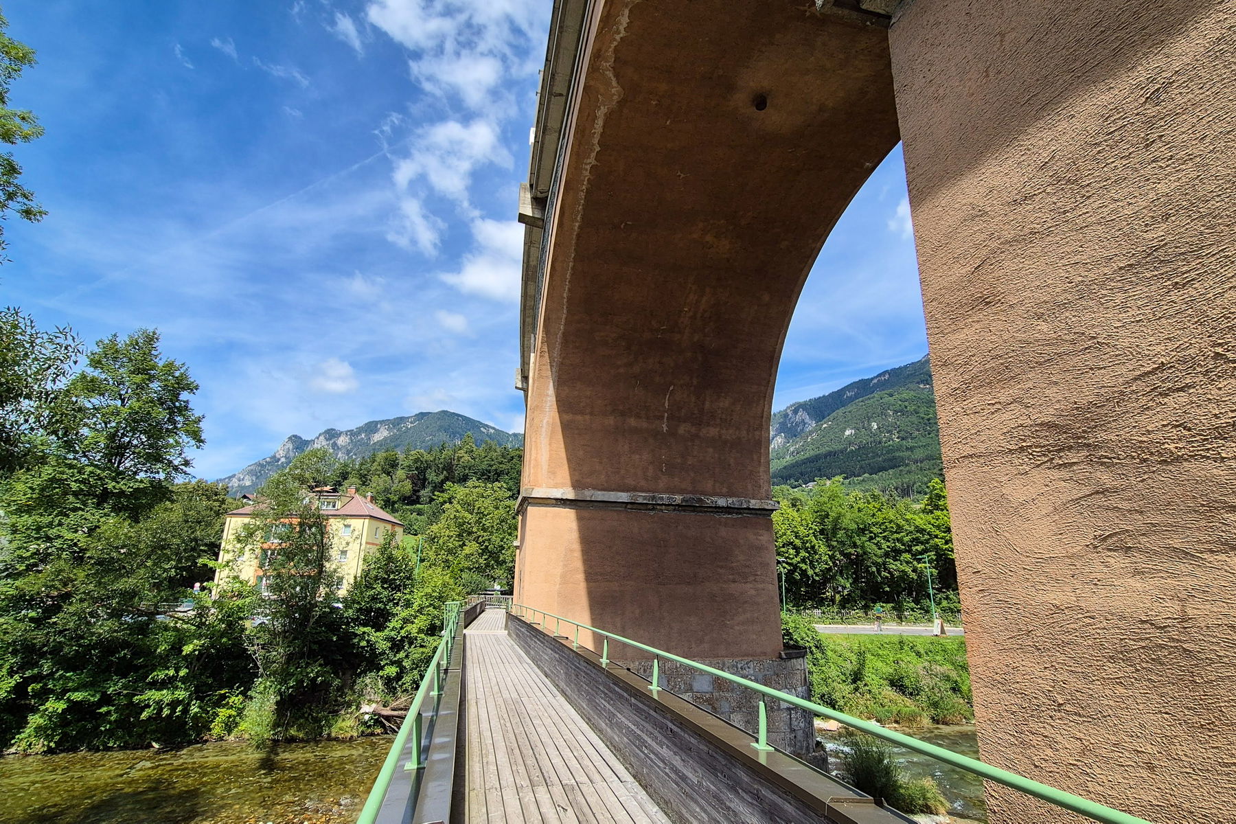Über die Schwarza neben dem Viadukt geht es die letzten Meter zum Bahnhof Payerbach-Reichenau. Foto: Linda Prähauser