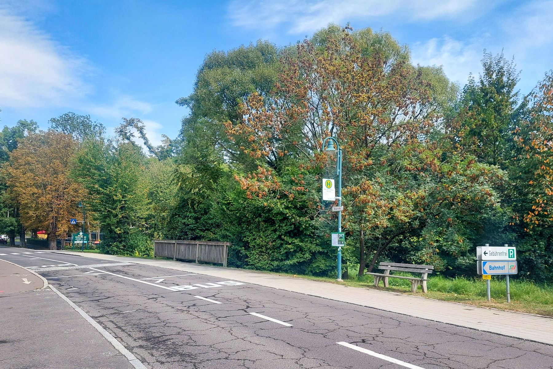 Bahnhof Bad Gleichenberg; Bushaltestelle am Bahnhof Bad Gleichenberg. Fotos: Alice Frischherz