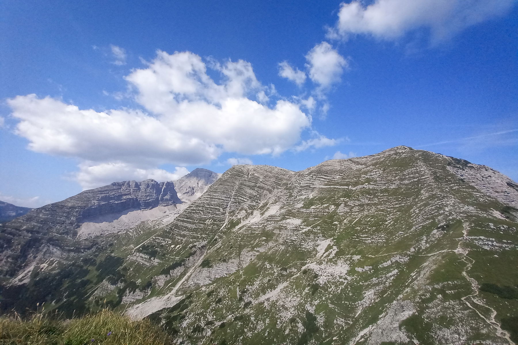 Toter Mann (mit Aufstiegsspur rechts) und dahinter das Warscheneck. Foto: Martina Friesenbichler