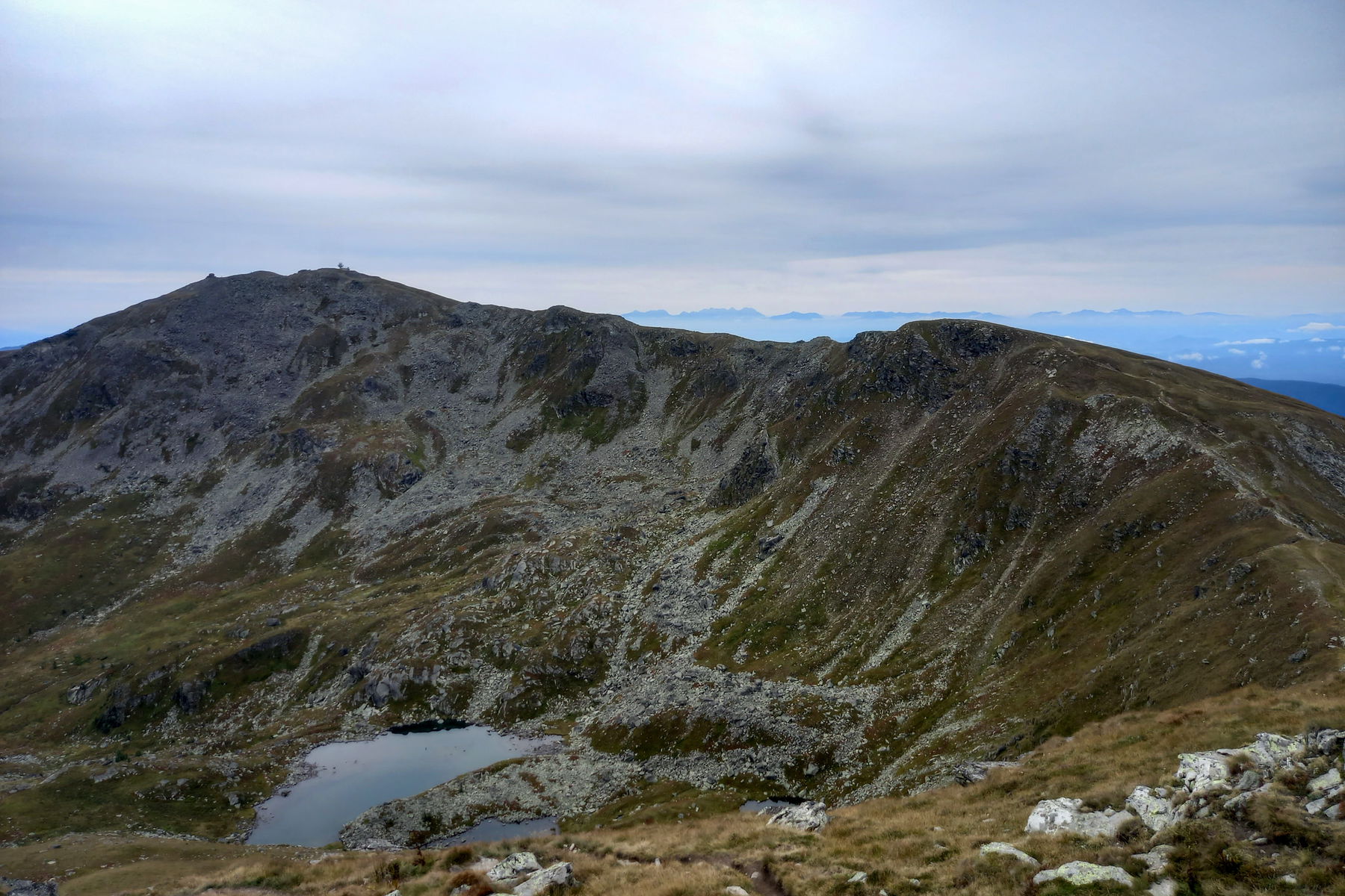 Blick über den Gratweg zum Scharfen Eck (2.364 Meter), zum Zirbitzkogel und zur Ochsenlacke. Foto: Martina Friesenbichler