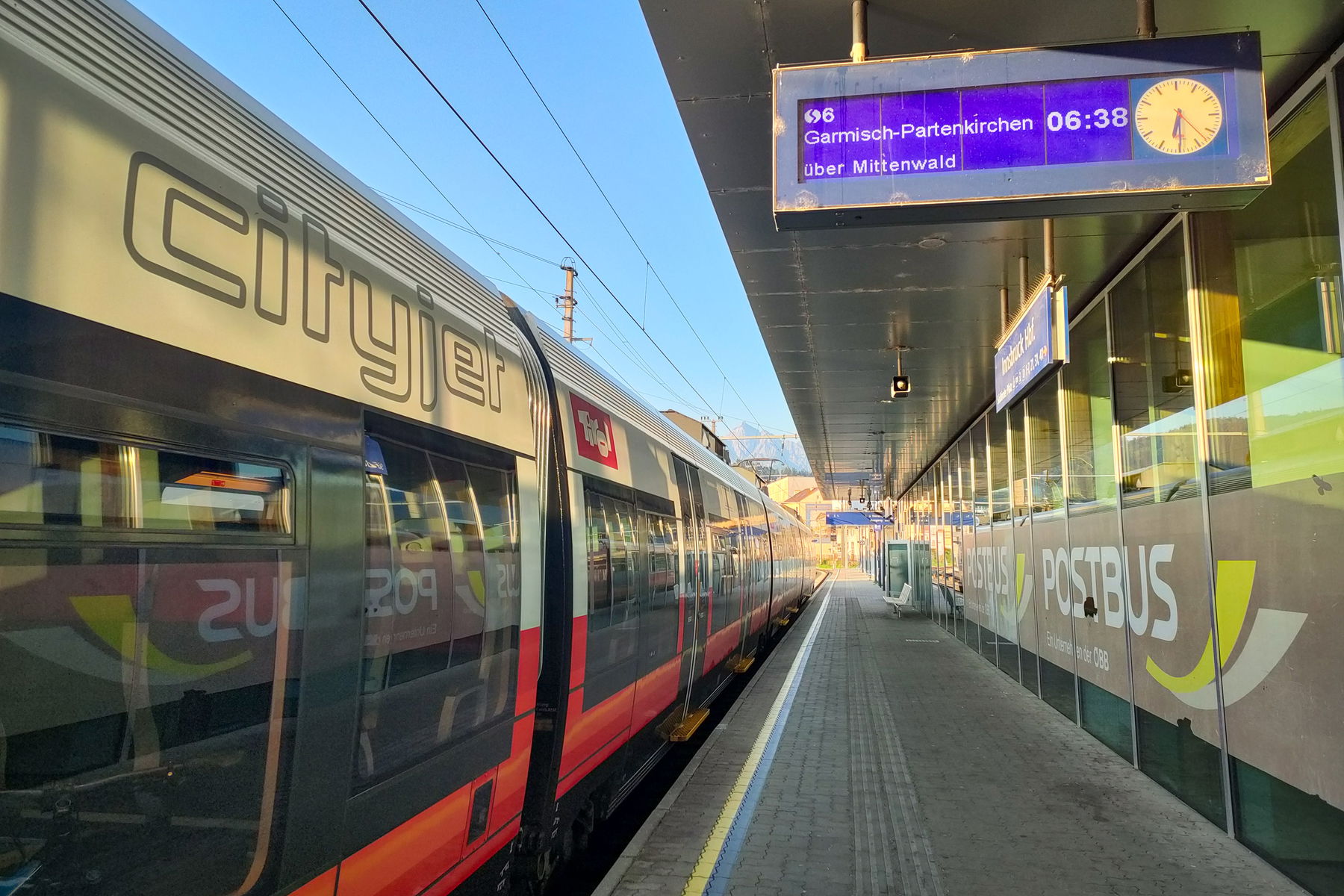 In Innsbruck beginnt die schöne Zugfahrt mit der Karwendelbahn, in Garmisch-Partenkirchen wird umgestiegen ins Außerfern, in Ehrwald wartet schon unser Bus. Fotos: Manfred Hinteregger