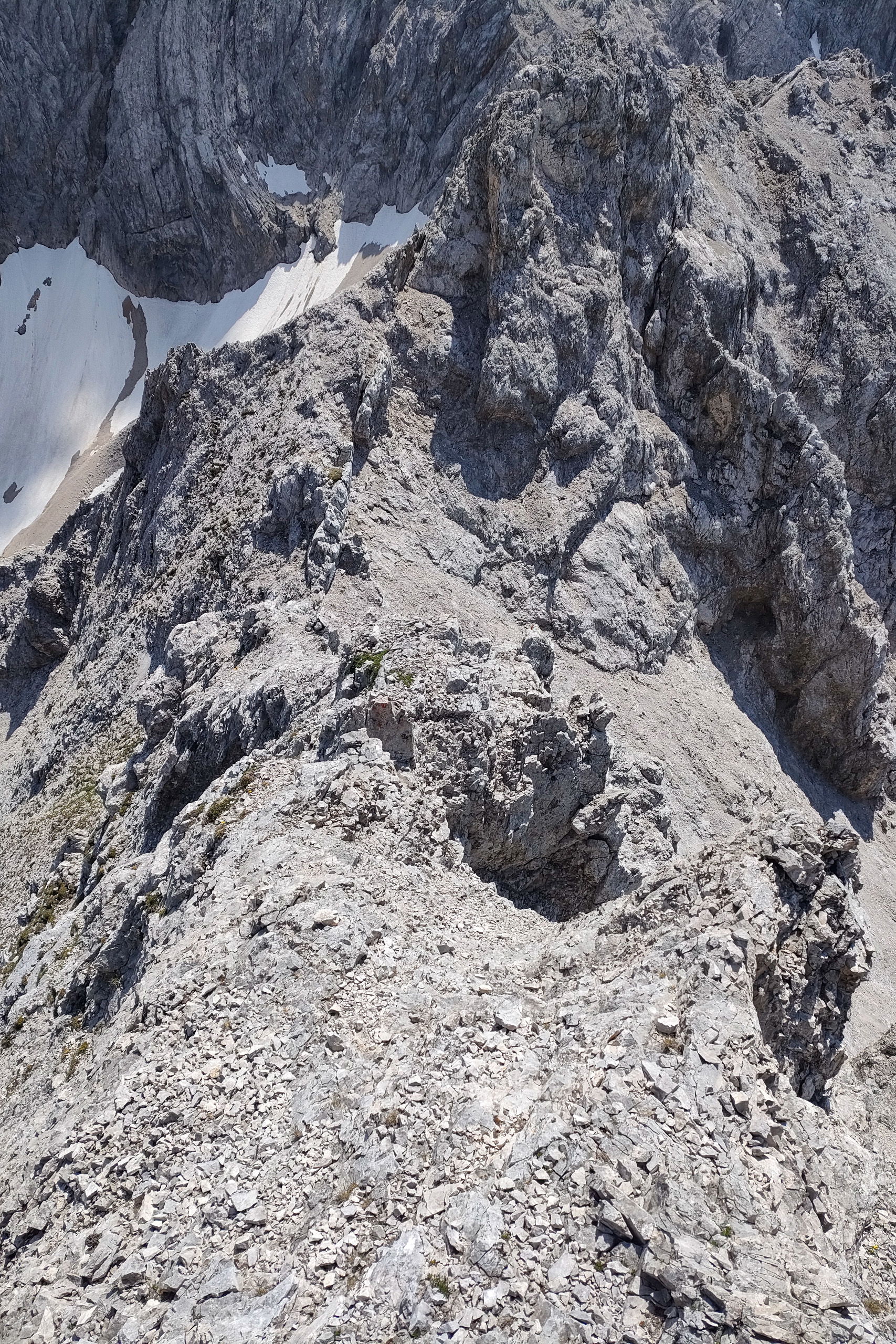 Vor dem letzten Aufschwung muss man in diese Scharte abklettern; Ein glücklicher Gipfelbesteiger. Fotos: Manfred Hinteregger
