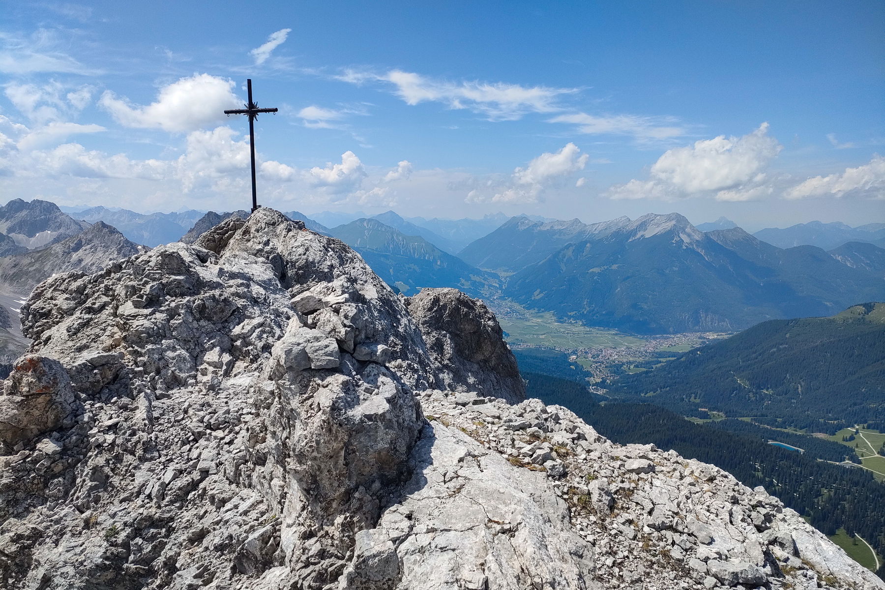 Breitenkopf-Gipfel mit Tiefblick in das Ehrwalder Becken; Eindrücklicher Blick vom Breithorn zur Zugspitze. Fotos: Manfred Hinteregger
