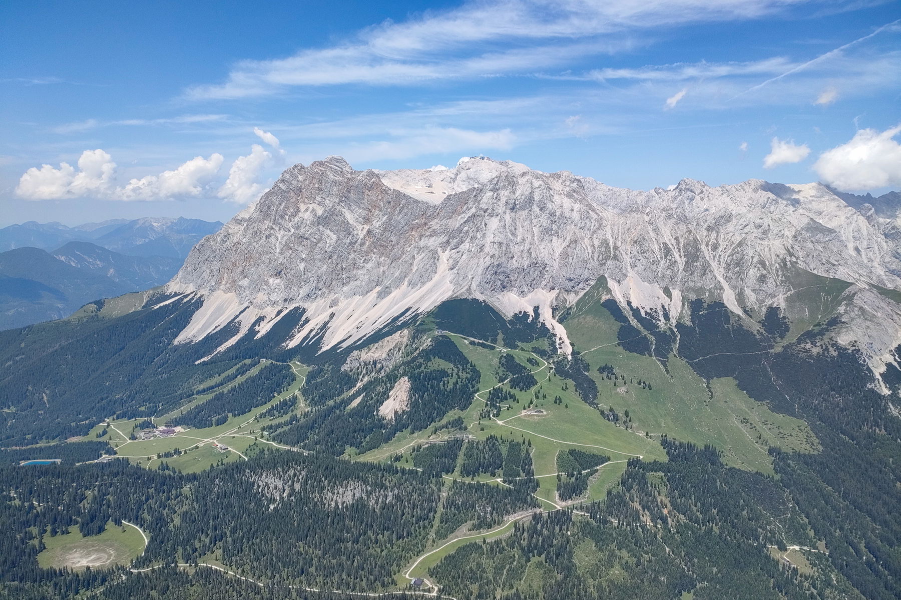 Breitenkopf-Gipfel mit Tiefblick in das Ehrwalder Becken; Eindrücklicher Blick vom Breithorn zur Zugspitze. Fotos: Manfred Hinteregger