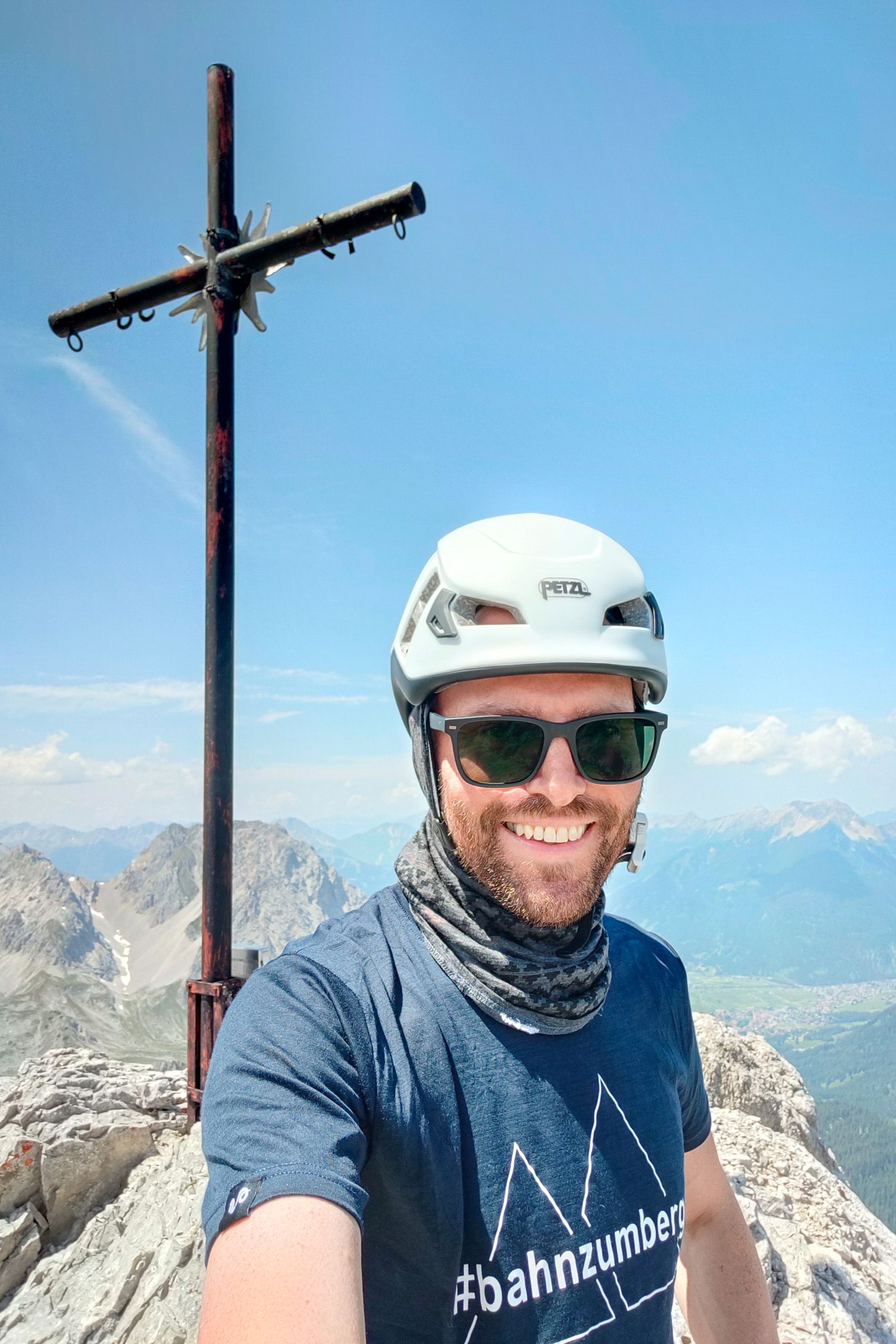 Vor dem letzten Aufschwung muss man in diese Scharte abklettern; Ein glücklicher Gipfelbesteiger. Fotos: Manfred Hinteregger