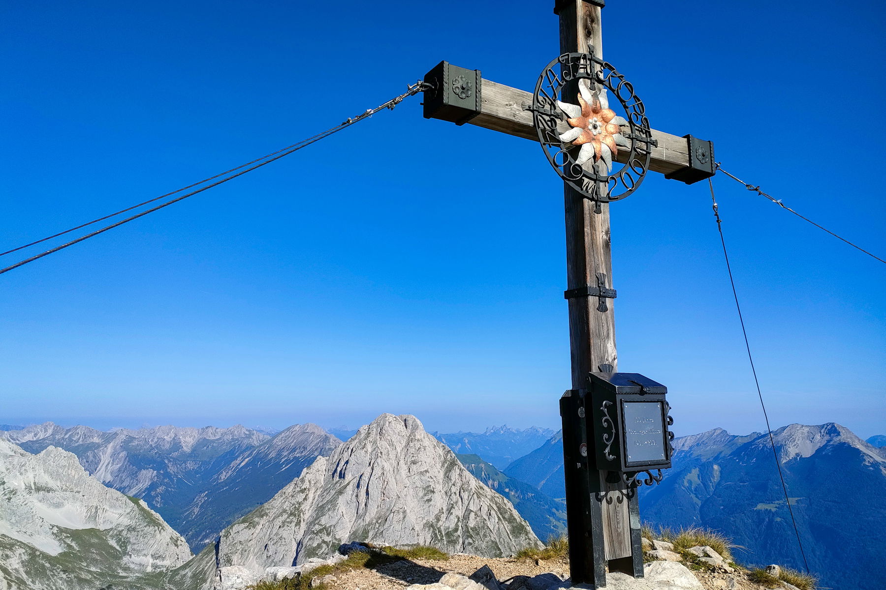 Schöne Morgenstimmung am Hinteren Tajakopf mit Tiefblick zum Drachensee (rechts oberhalb die markante Sonnenspitze). Fotos: Manfred Hinteregger