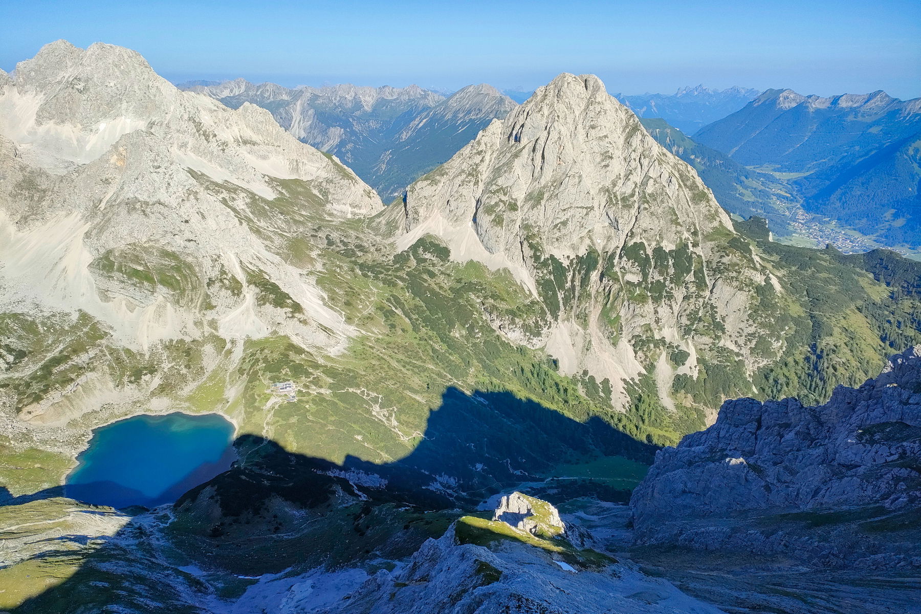 Schöne Morgenstimmung am Hinteren Tajakopf mit Tiefblick zum Drachensee (rechts oberhalb die markante Sonnenspitze). Fotos: Manfred Hinteregger