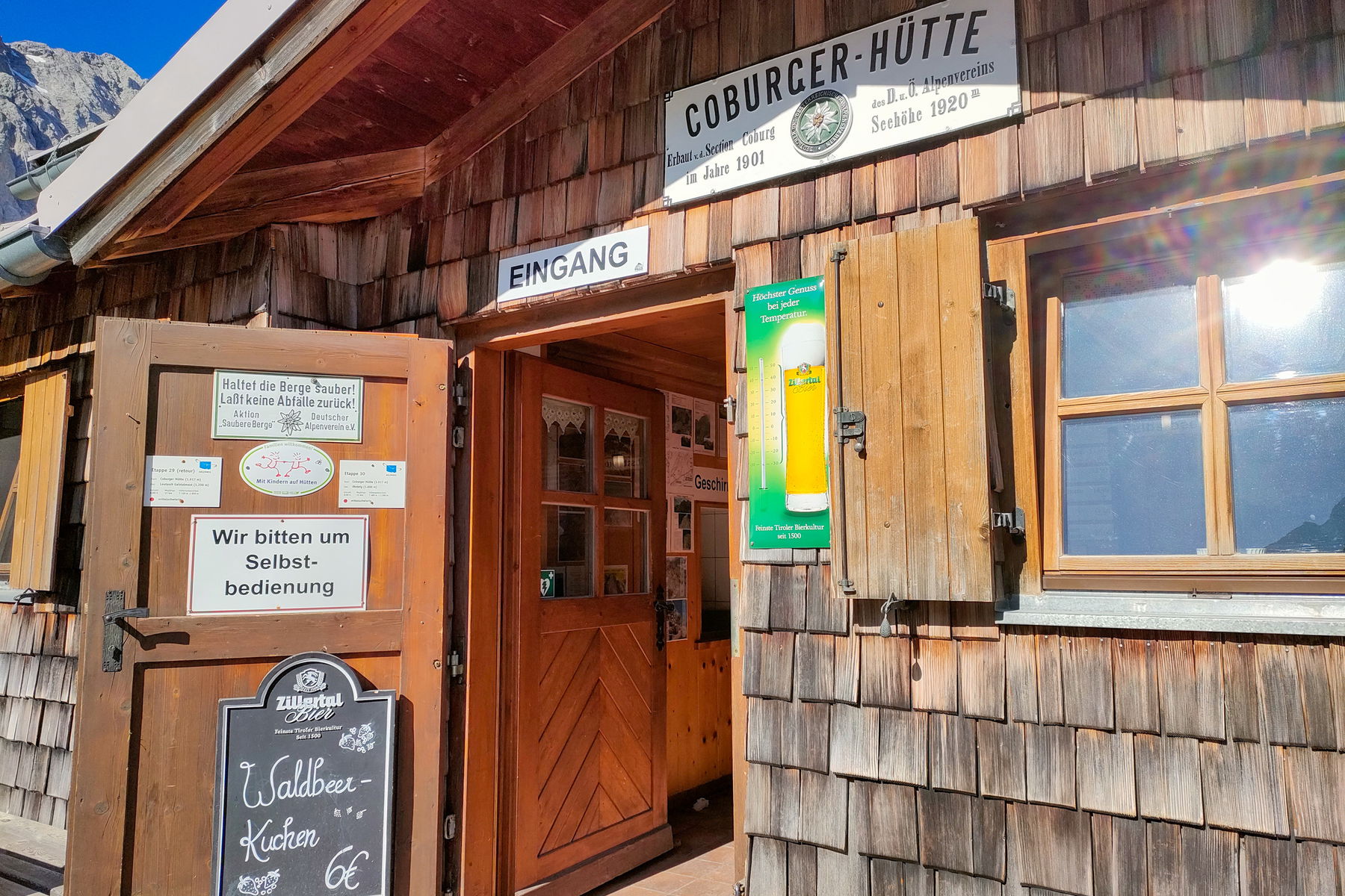 Die Coburger Hütte und ihre Erfrischung. Fotos: Manfred Hinteregger