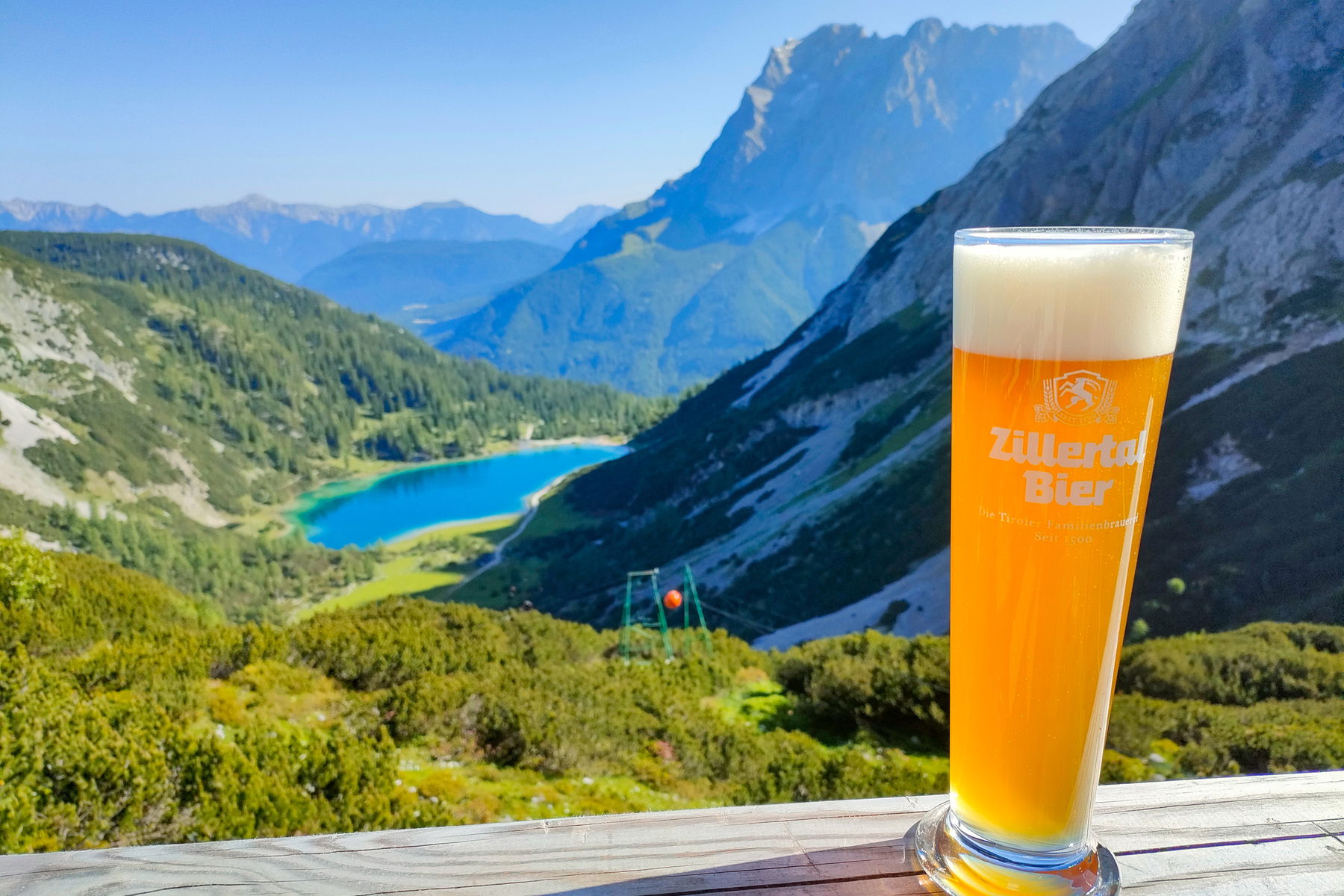 Die Coburger Hütte und ihre Erfrischung. Fotos: Manfred Hinteregger