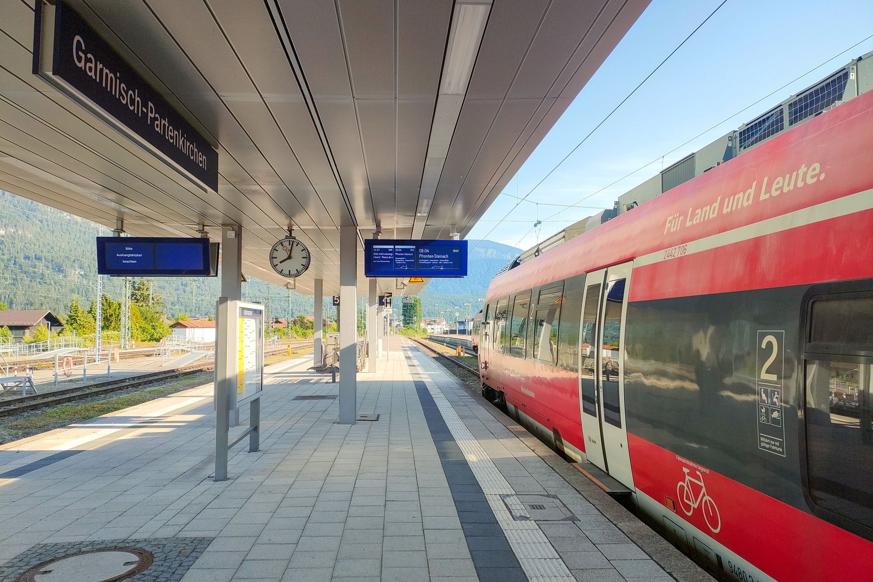 In Innsbruck beginnt die schöne Zugfahrt mit der Karwendelbahn, in Garmisch-Partenkirchen wird umgestiegen ins Außerfern, in Ehrwald wartet schon unser Bus. Fotos: Manfred Hinteregger