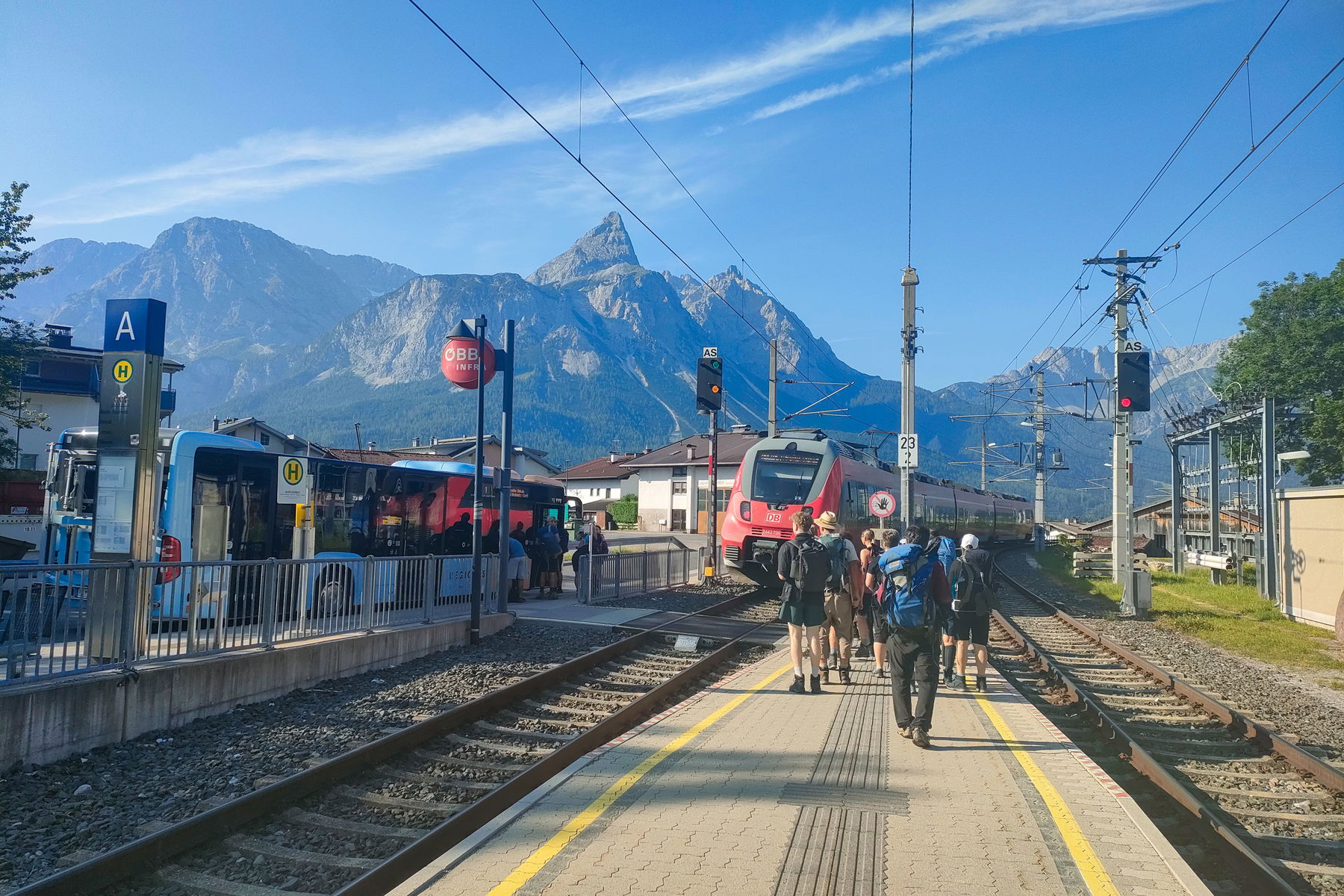 In Innsbruck beginnt die schöne Zugfahrt mit der Karwendelbahn, in Garmisch-Partenkirchen wird umgestiegen ins Außerfern, in Ehrwald wartet schon unser Bus. Fotos: Manfred Hinteregger
