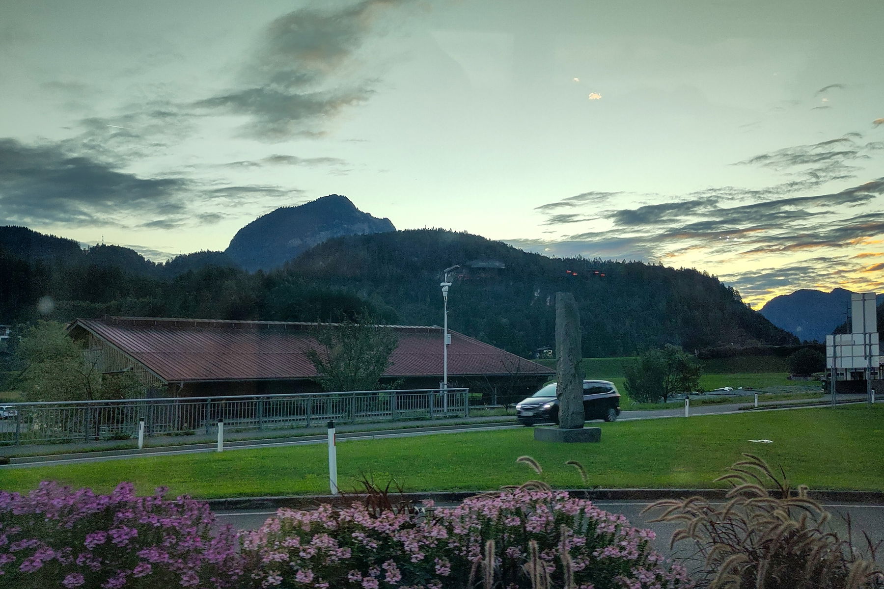 Vom Bus in der Früh abgelichtet ist er wirklich noch schwarz. Foto: Karl Plohovich