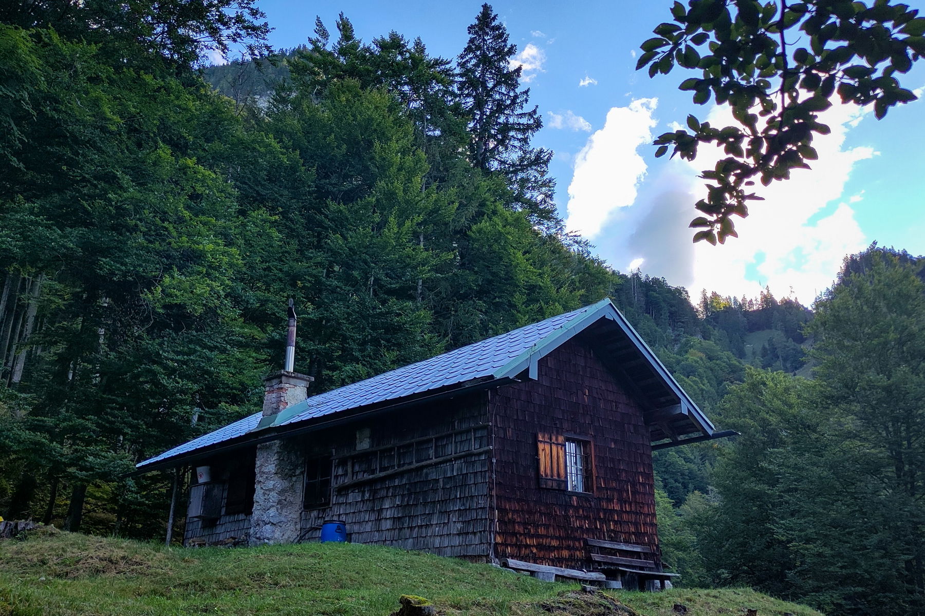 Die hölzerne Steinhütte. Foto: Karl Plohovich