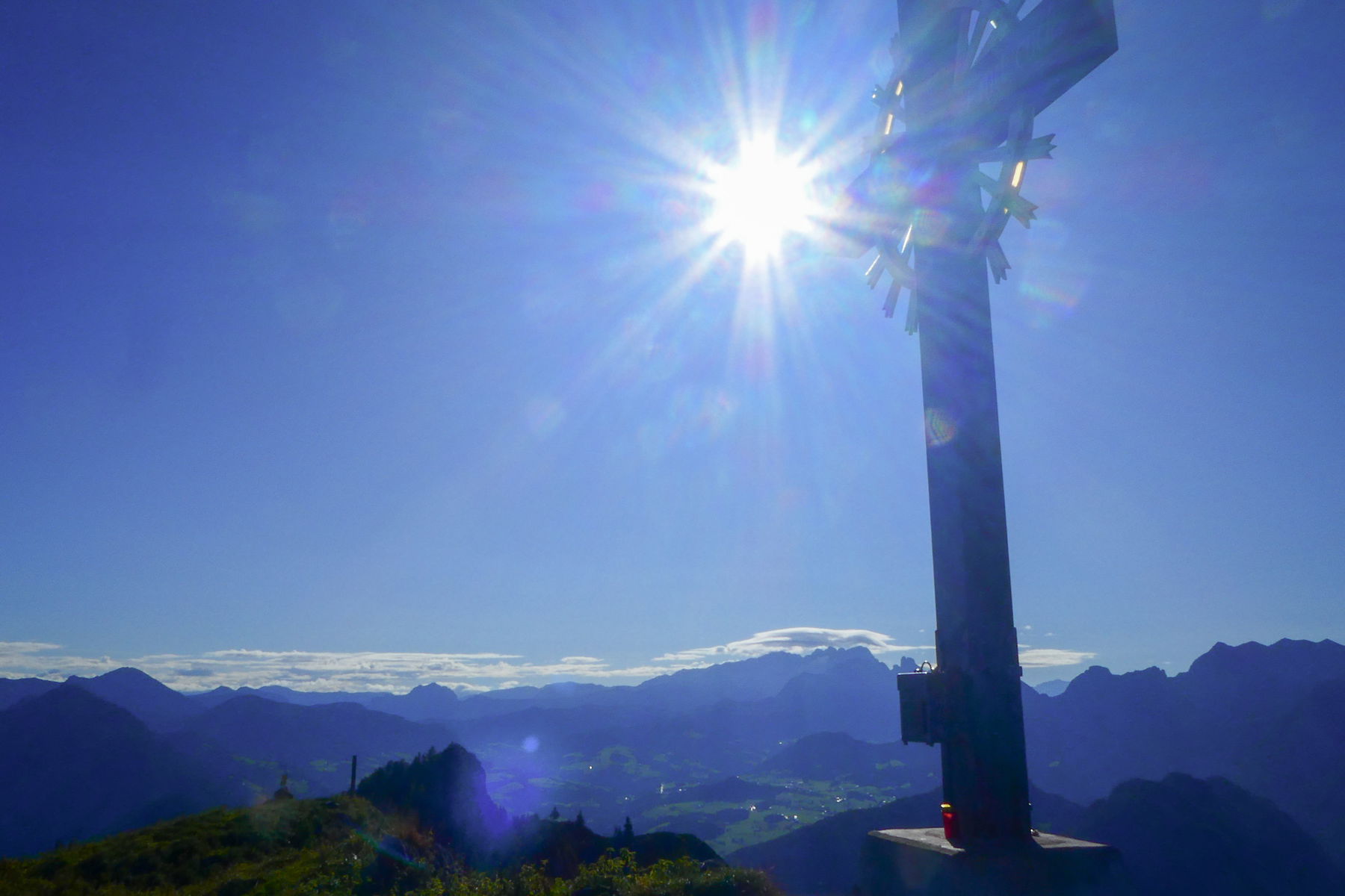 „Der Friede sei mit euch“ – Innschrift auf der „Bergseite“ des neuen Kreuzes. Foto: Karl Plohovich