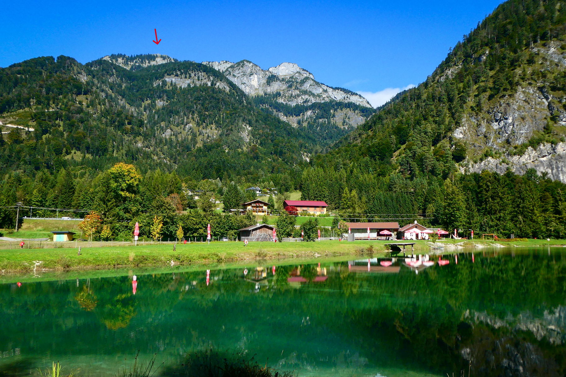 Glaserbachtal – Schwarzer Berg (Gipfelkreuz) und Gschirrwand; Freizeitanlage im Herbstmodus. Foto: Karl Plohovich