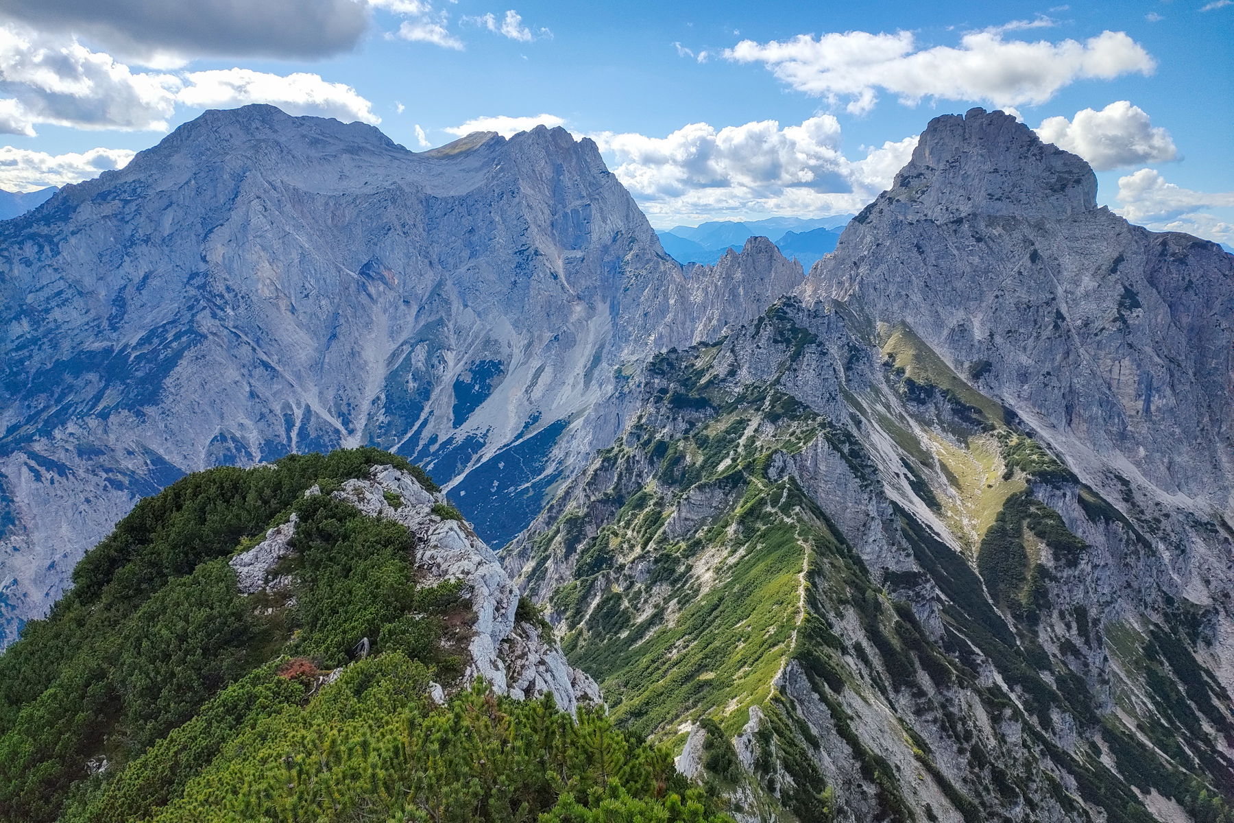 Blick von der Tieflimauer zum „Tamischen“, zu den Buchsteinen sowie zur Hochtor- und Reichsteingruppe. Fotos: Manfred Hinteregger