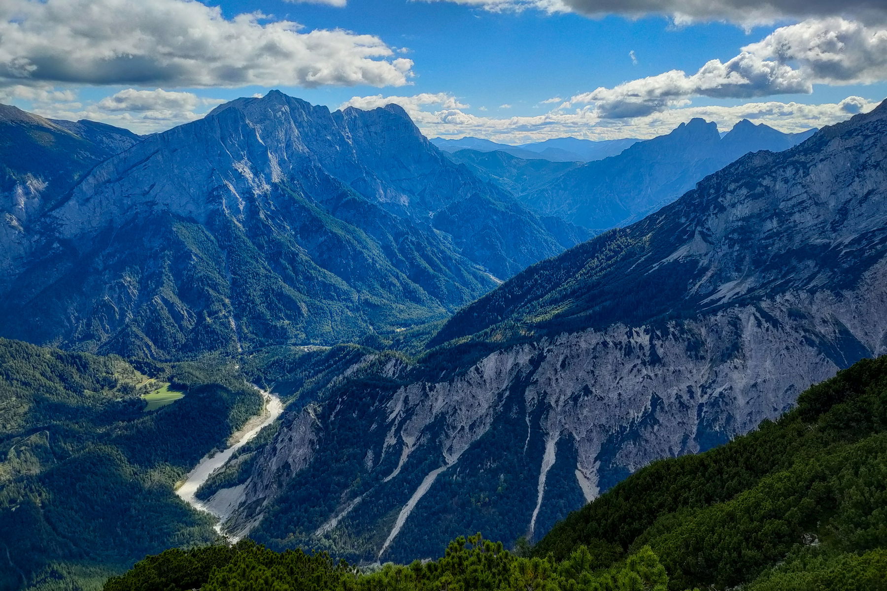 Blick von der Tieflimauer zum „Tamischen“, zu den Buchsteinen sowie zur Hochtor- und Reichsteingruppe. Fotos: Manfred Hinteregger
