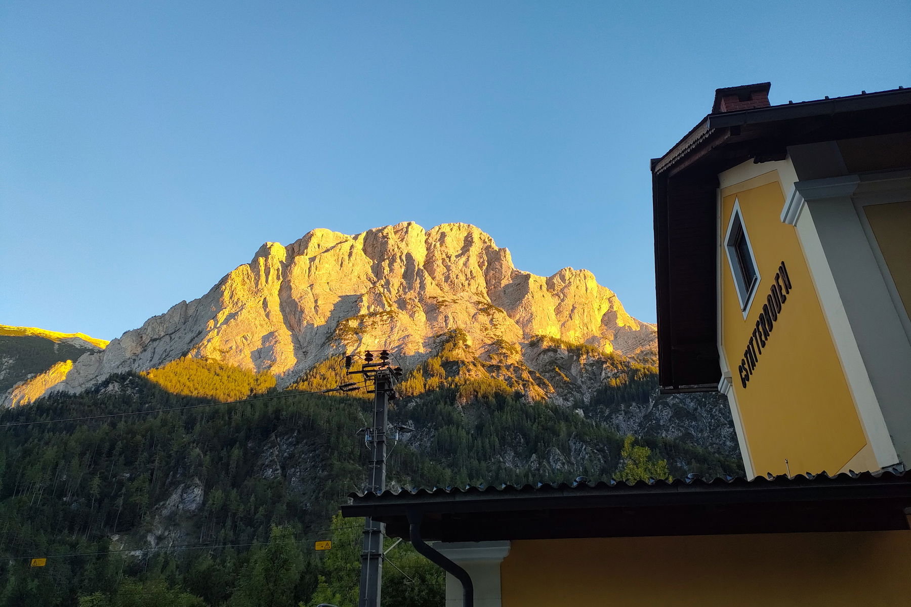 Die Planspitze hoch über dem Bahnhof Gstatterboden. Foto: Manfred Hinteregger
