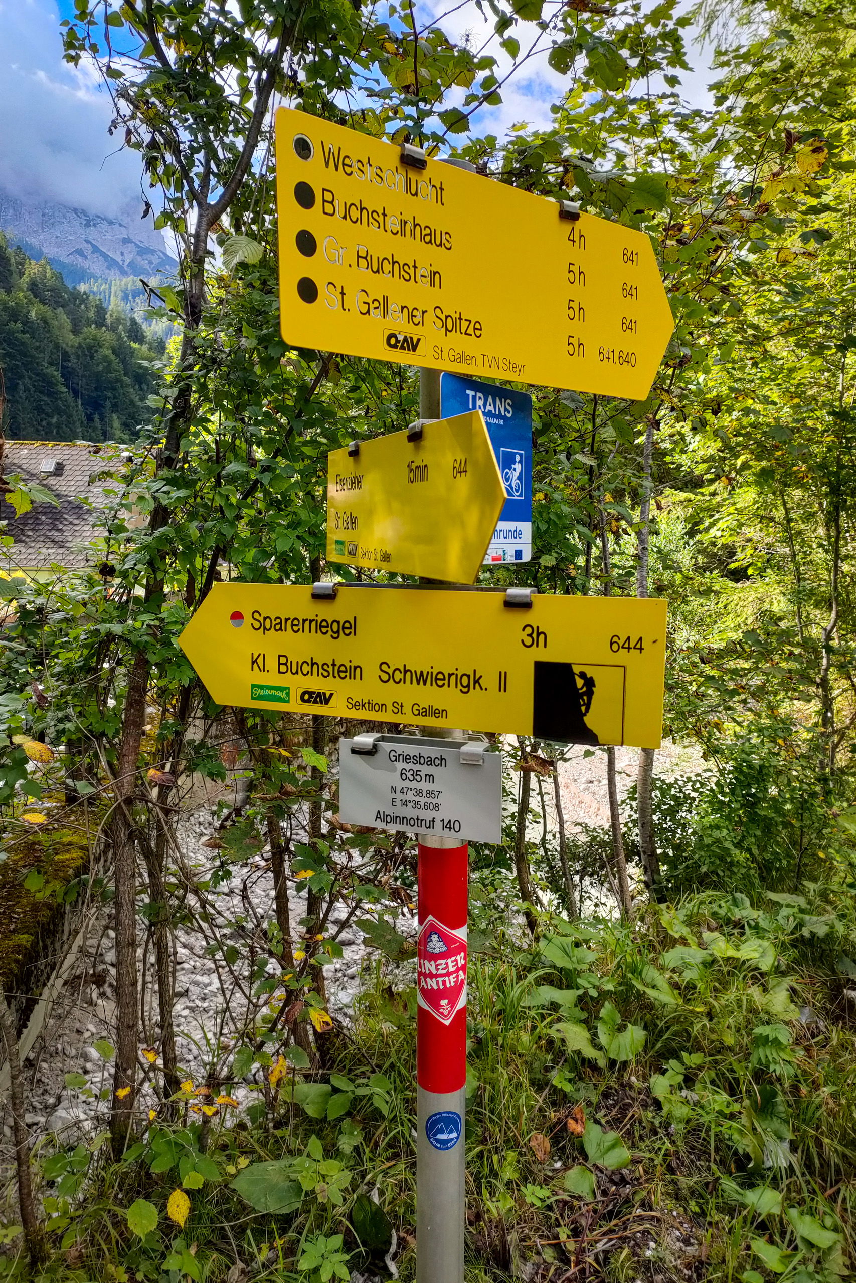 Auch die Buslinie 910 hat ein Herz – ein grünes sogar! Los geht’s bei der Haltestelle „Eisenzieher“, der ÖV-Startnachteil gegenüber dem Parkplatz Griesbach ist vernachlässigbar. Fotos: Manfred Hinteregger