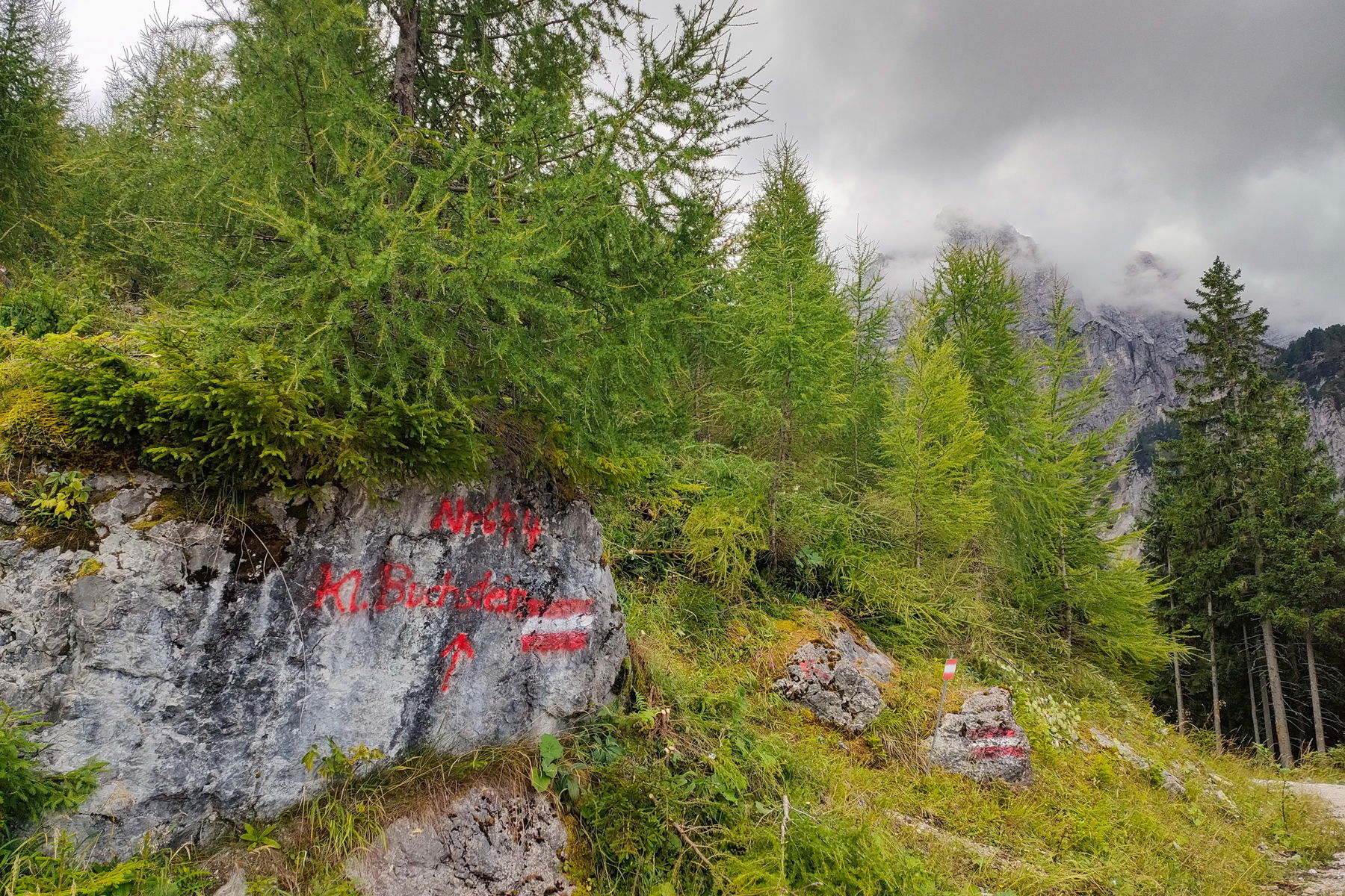 Zunächst noch sehr verhüllt, steht er dann in seiner Pracht da, der fesche Kleine (der Aufstieg erfolgt von der rechten Seite). Fotos: Manfred Hinteregger