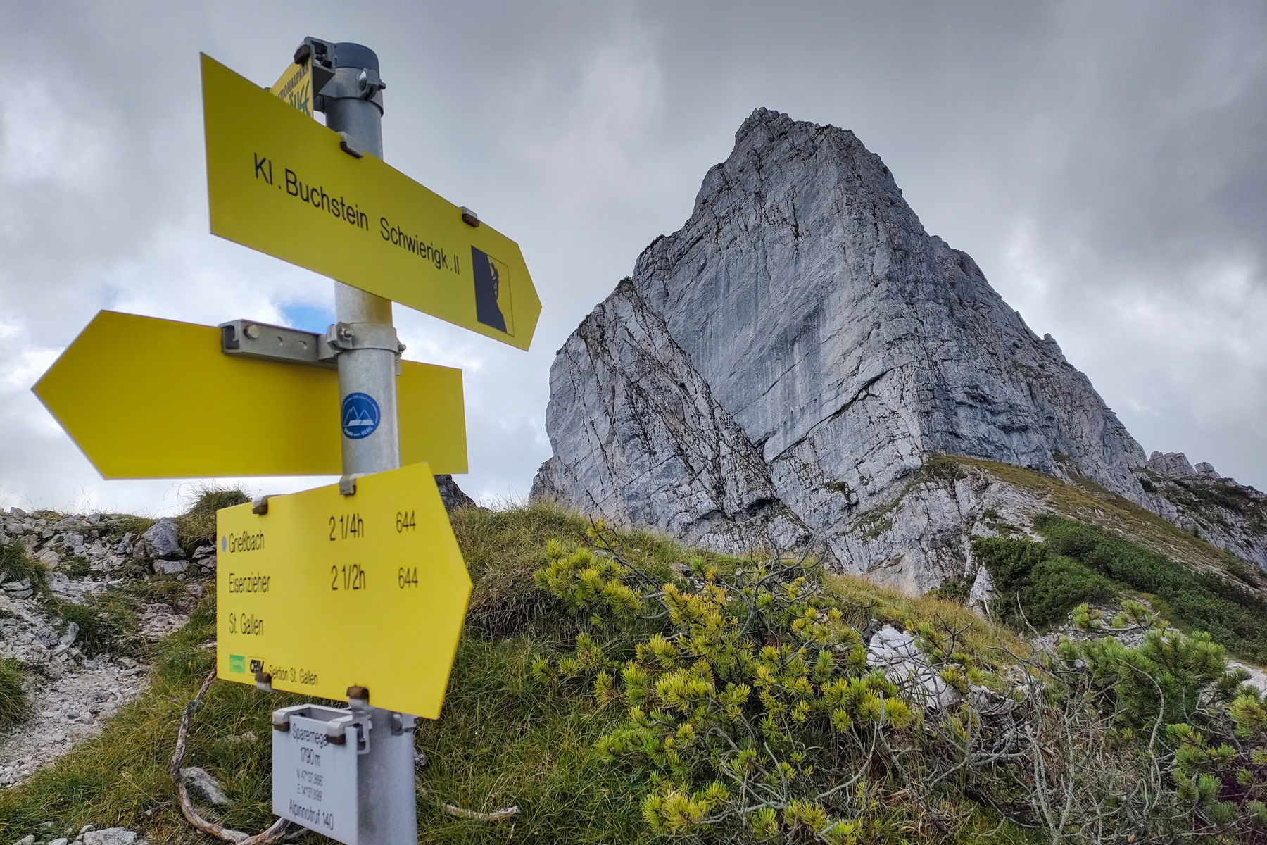 Zunächst noch sehr verhüllt, steht er dann in seiner Pracht da, der fesche Kleine (der Aufstieg erfolgt von der rechten Seite). Fotos: Manfred Hinteregger