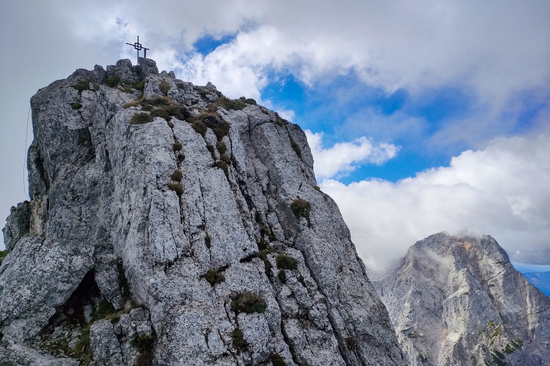 Der letzte Aufschwung zum Kleinen Buchstein, rechts dahinter der St. Gallner Spitz mit Haube. Blick Richtung Osten zur Tieflimauer und zum Tamischbachturm. Fotos: Manfred Hinteregger