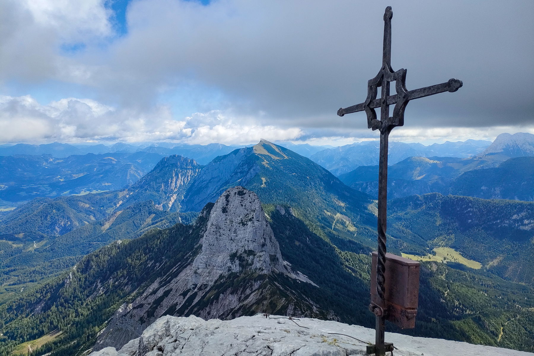 Der letzte Aufschwung zum Kleinen Buchstein, rechts dahinter der St. Gallner Spitz mit Haube. Blick Richtung Osten zur Tieflimauer und zum Tamischbachturm. Fotos: Manfred Hinteregger