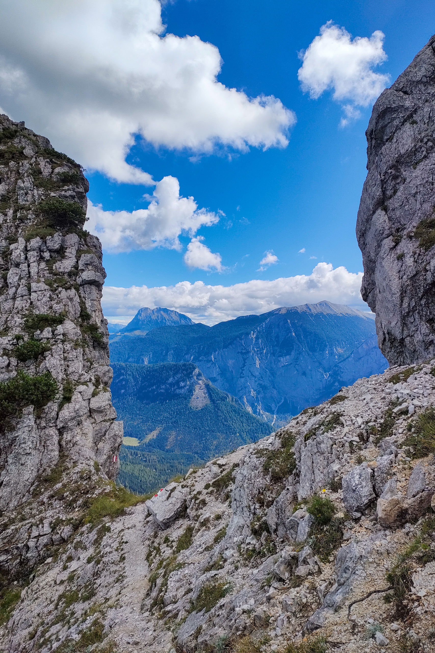 Es war einmal ein Wanderweg im Mühlkar… (oberhalb die Tieflimauer). Etwas später lugt der Lugauer hervor. Fotos: Manfred Hinteregger