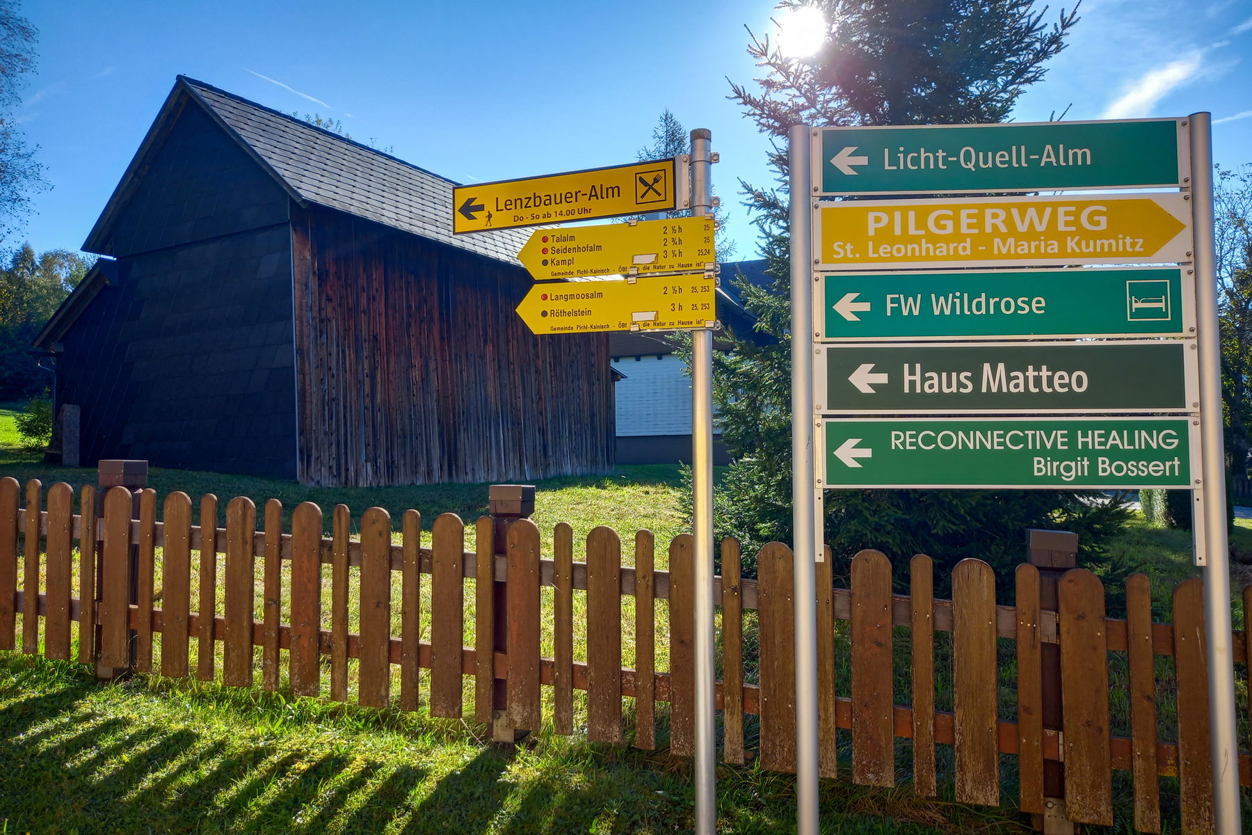 Erste Wegweiser hinter der Kapelle. Foto: Martina Friesenbichler