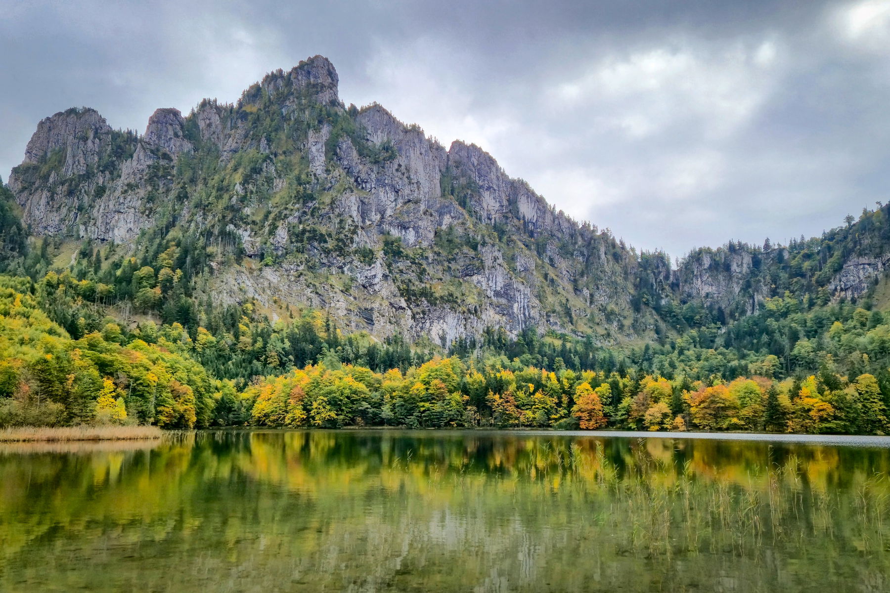 Pause am Ufer vom Laudachsee mit Blick auf den Katzenstein und romantischer Herbststimmung. Foto: Linda Prähauser