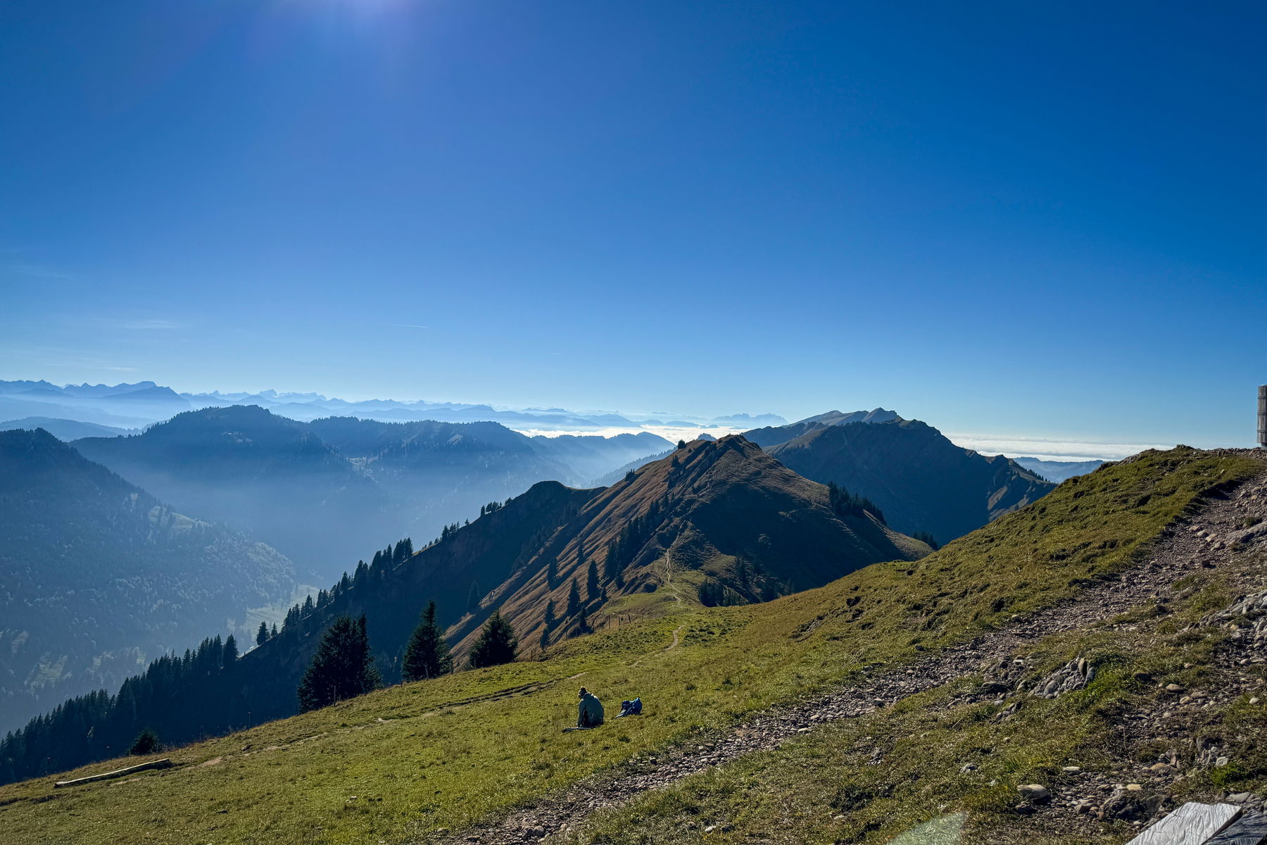 Blick vom Stuiben in alle Richtungen. Fotos: Bernhard Walle