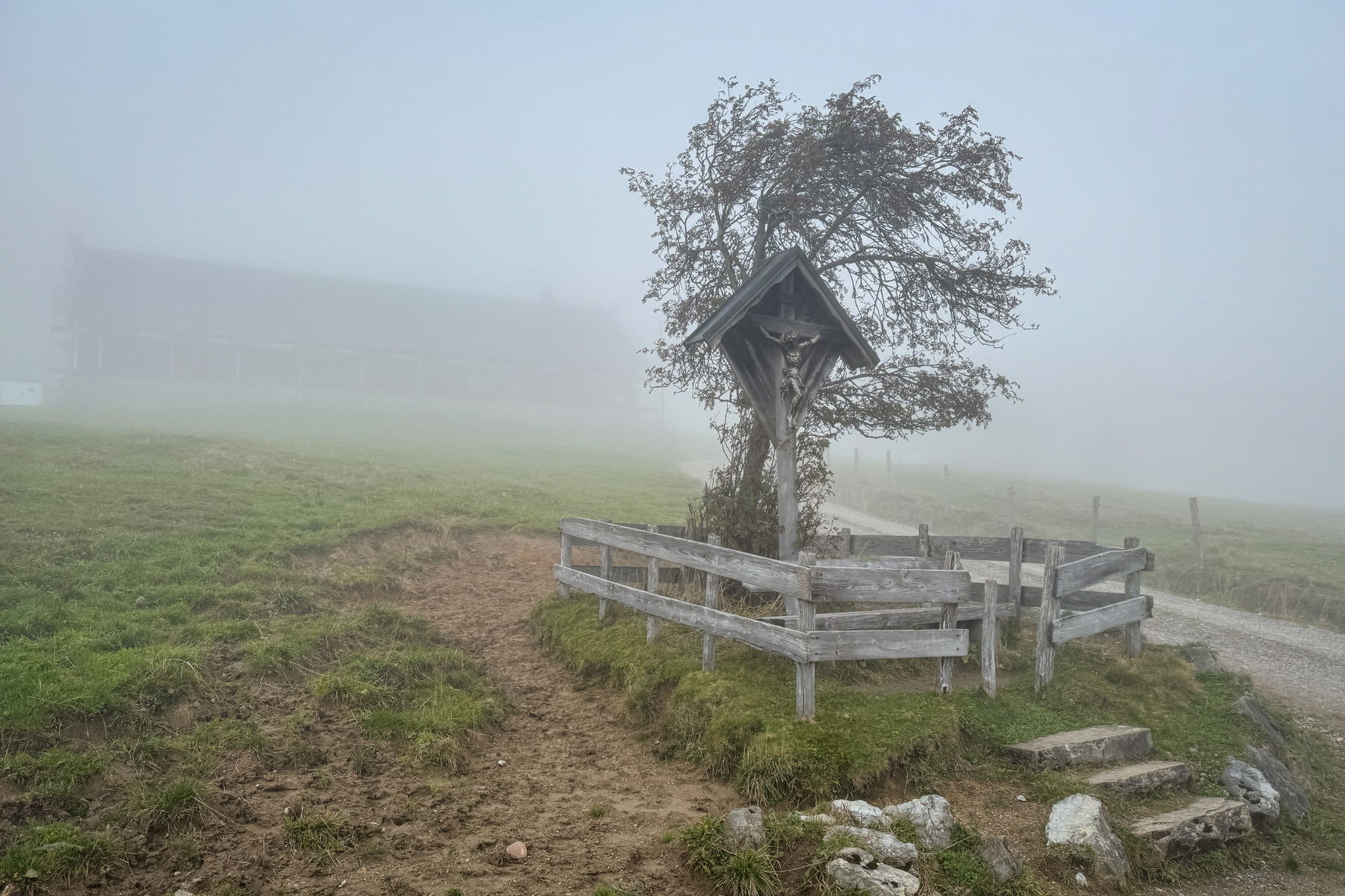 Kruzifix im Nebel. Foto: Bernhard Walle