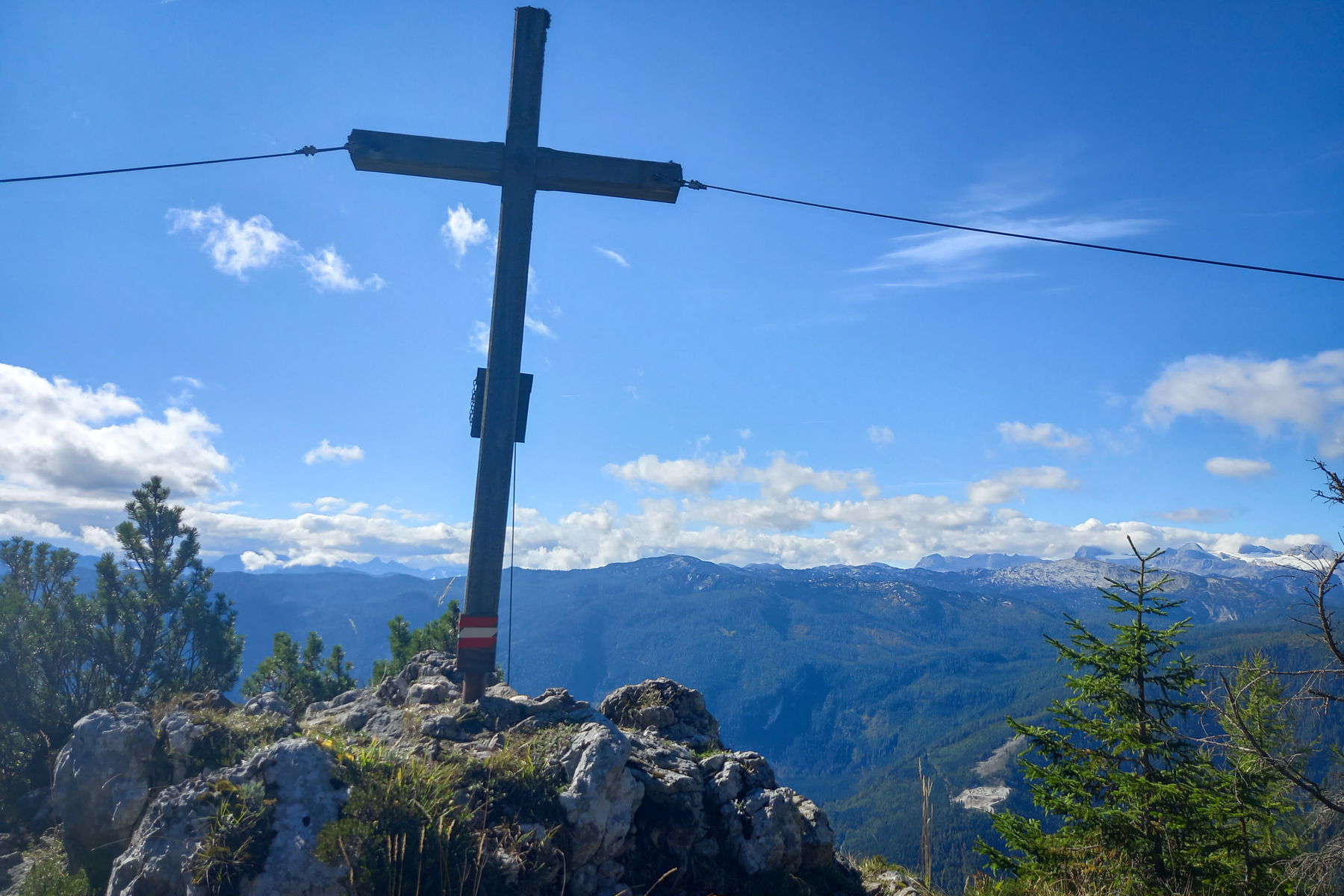 Gipfelkreuz Rötelstein; Höchster Punkt Rötelstein (1.614 Meter). Fotos: Martina Friesenbichler