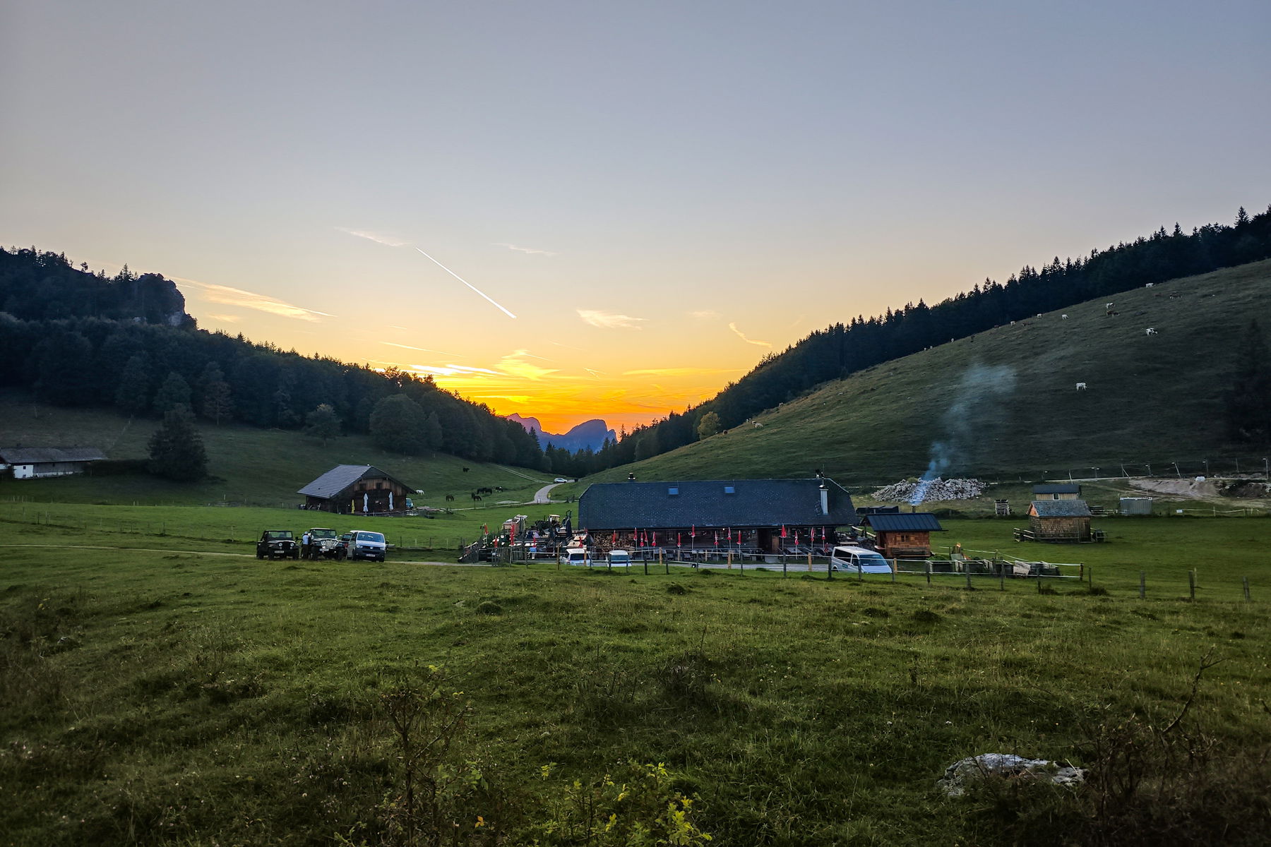 Eisenauer Alm; rechts hinten im Bild ist die Baustelle von der abgebrannten Buchberghütte. Foto: Lisa Nussdorfer