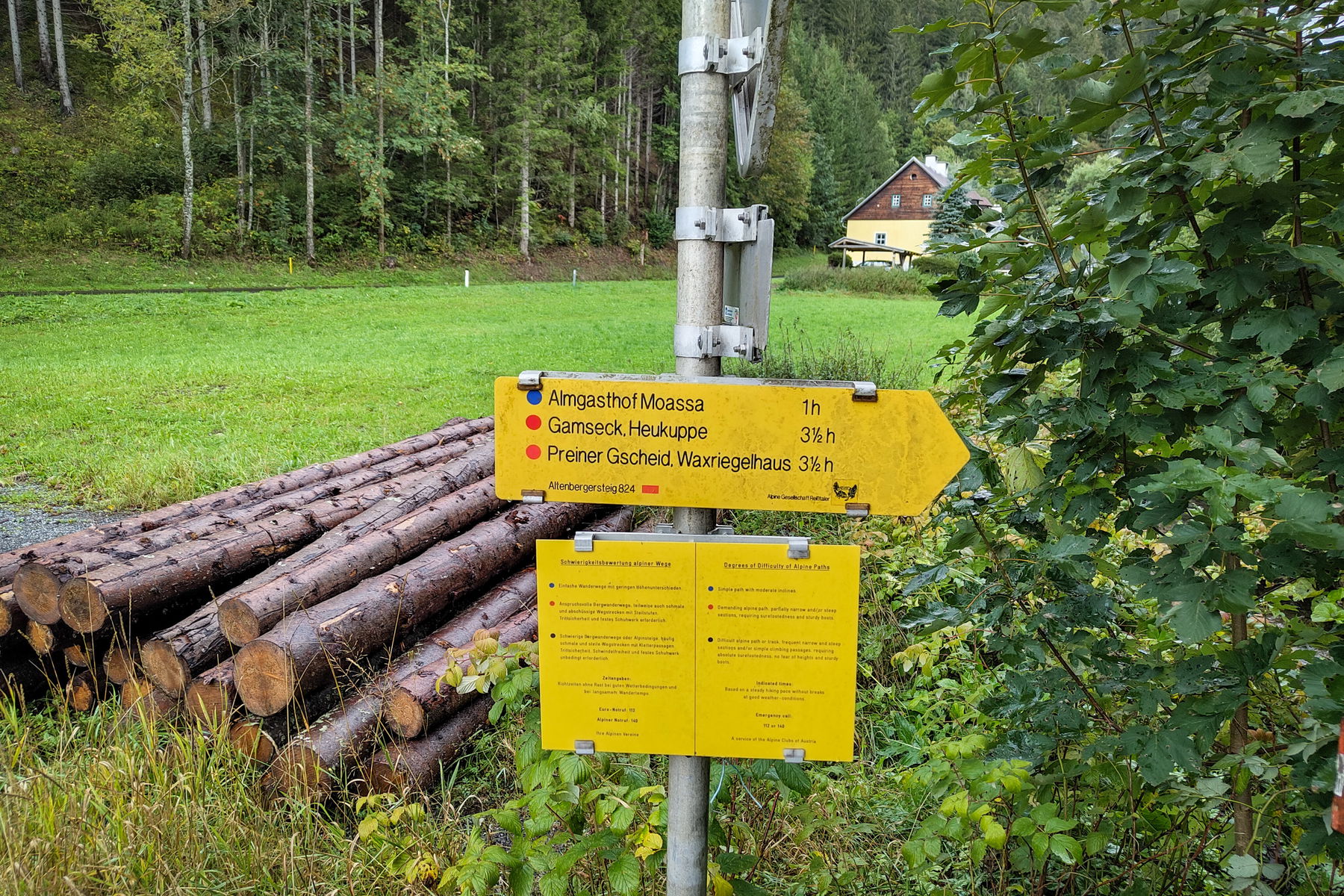 Start in Altenberg an der Rax, unter dem Wegweiser werden auch die Schwierigkeitsgrade erklärt, die Angabe zum Gamseck ist allerdings nicht wirklich konsistent (teils rot, teils schwarz). Fotos: Simon Widy